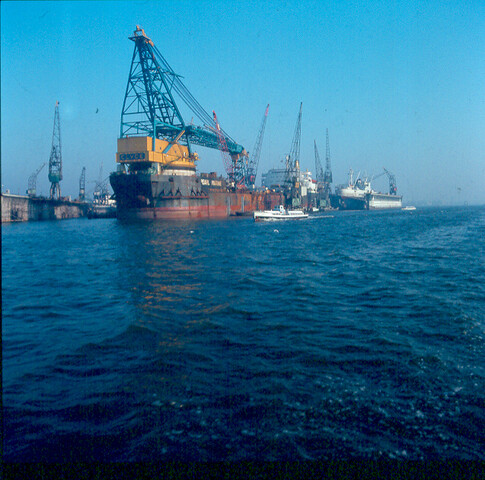 S.9100(8616); Dia van het kraanschip Pearl Marine (ex- Germinal) bij de ADM-Oost [...]; diapositief