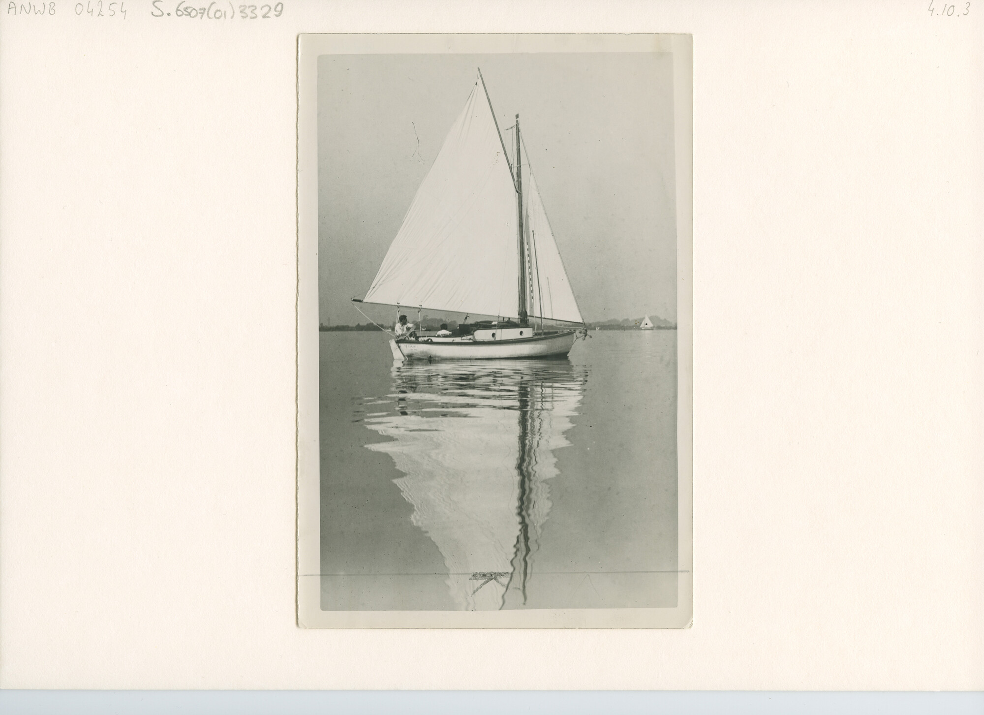 S.6507(01)3329; Foto van het witgeschilderde stalen gaffelgetuigde kajuitzeiljacht Meerkoet zeilend onder boomfok en gaffelzeil; foto