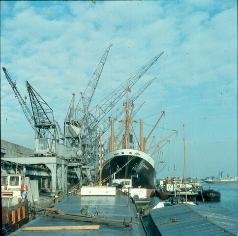 S.9100(0140); Een vrachtschip van de 'Nederland'se Stoomvaart Maatschappij Oceaan; diapositief