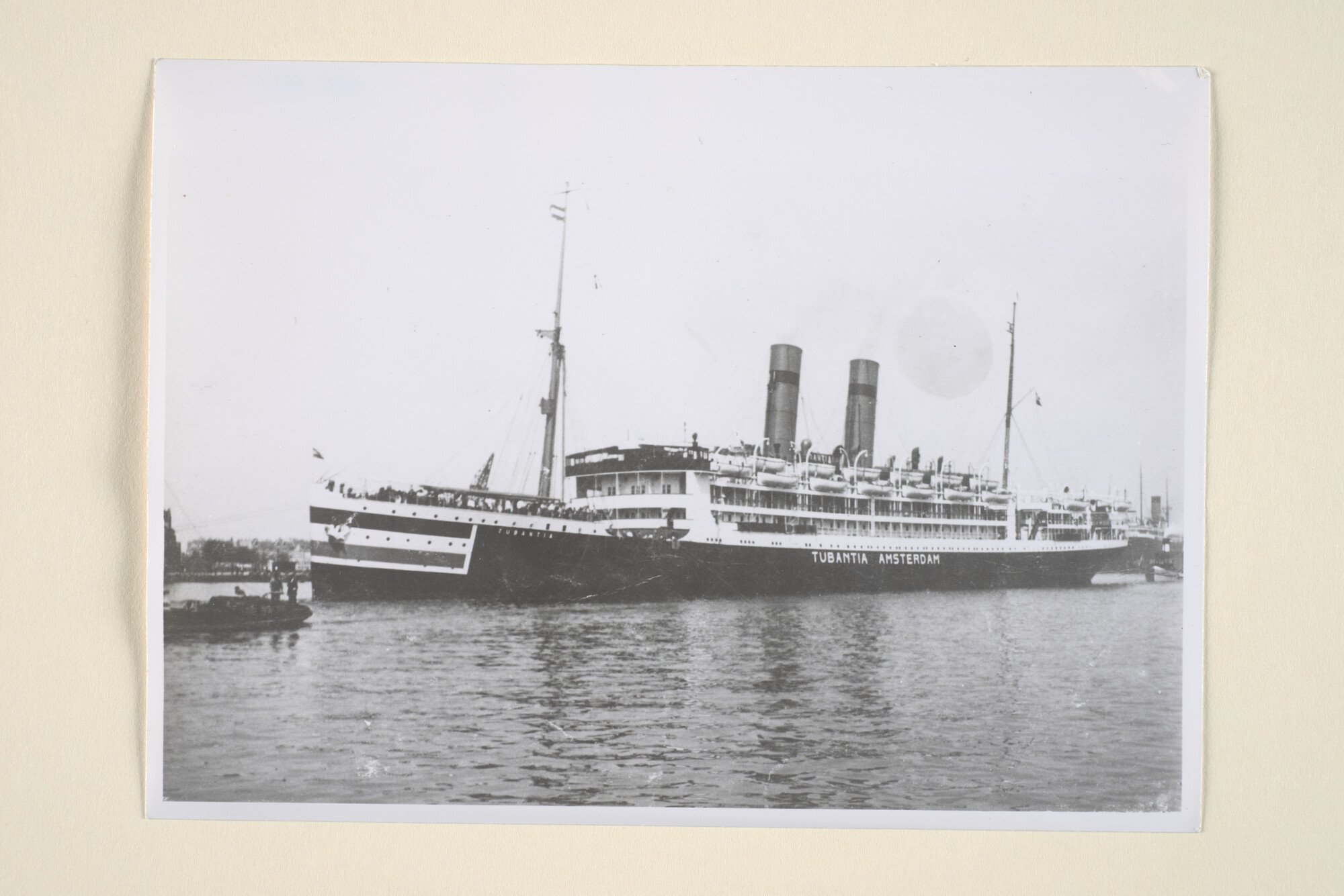 1995.5510; Het passagiersschip ss. 'Tubantia' van de KHL vertrekt uit de haven van Amsterdam; foto