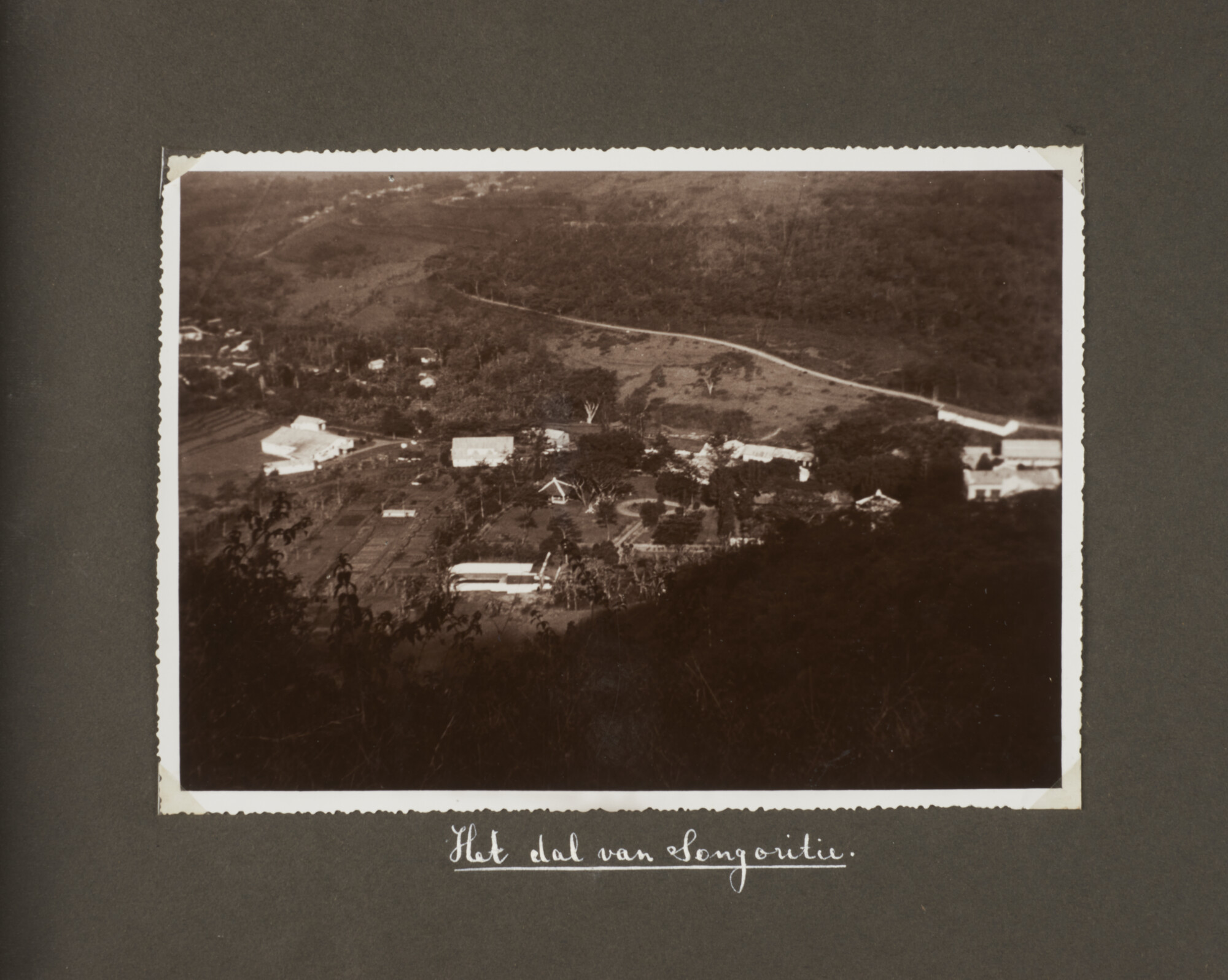 2019.0972; Fotoalbum van luitenant-ter-zee 2e klasse bij de Dienst der Conservatie Bouwen Huisman (1912-2001); fotoalbum