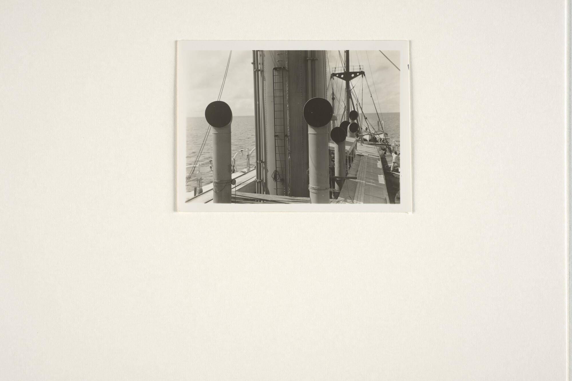 1994.1354; Fotos van het ss. Bontekoe aan de houtsteiger van de Findley Villar Timber [...]; fotoreportage