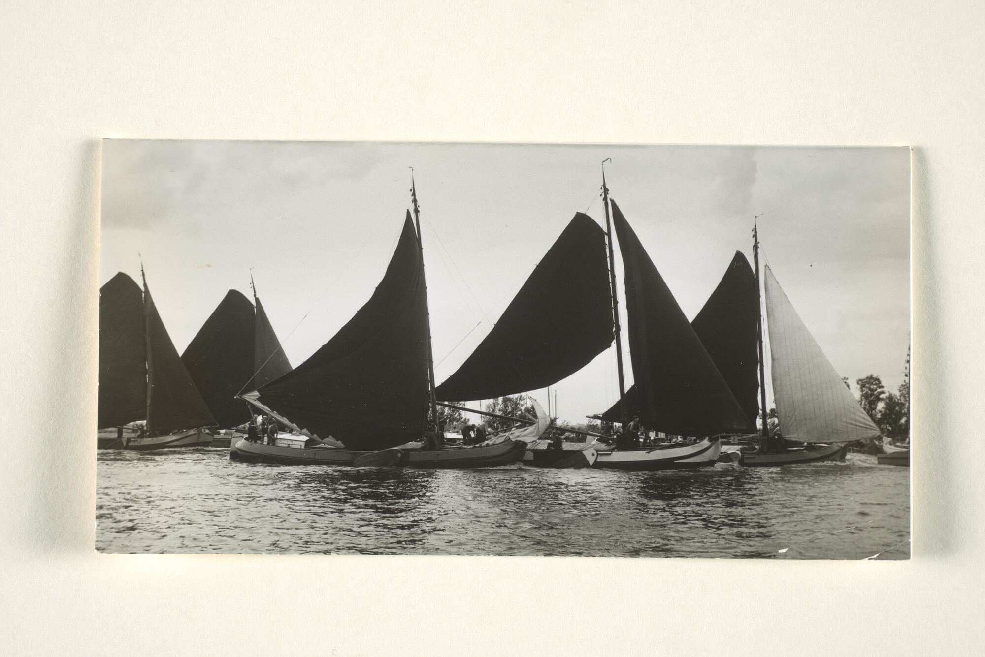 1997.1814; Skûtsjesilen in Friesland: de skûtsjes loeven dicht bijelkaar op; foto