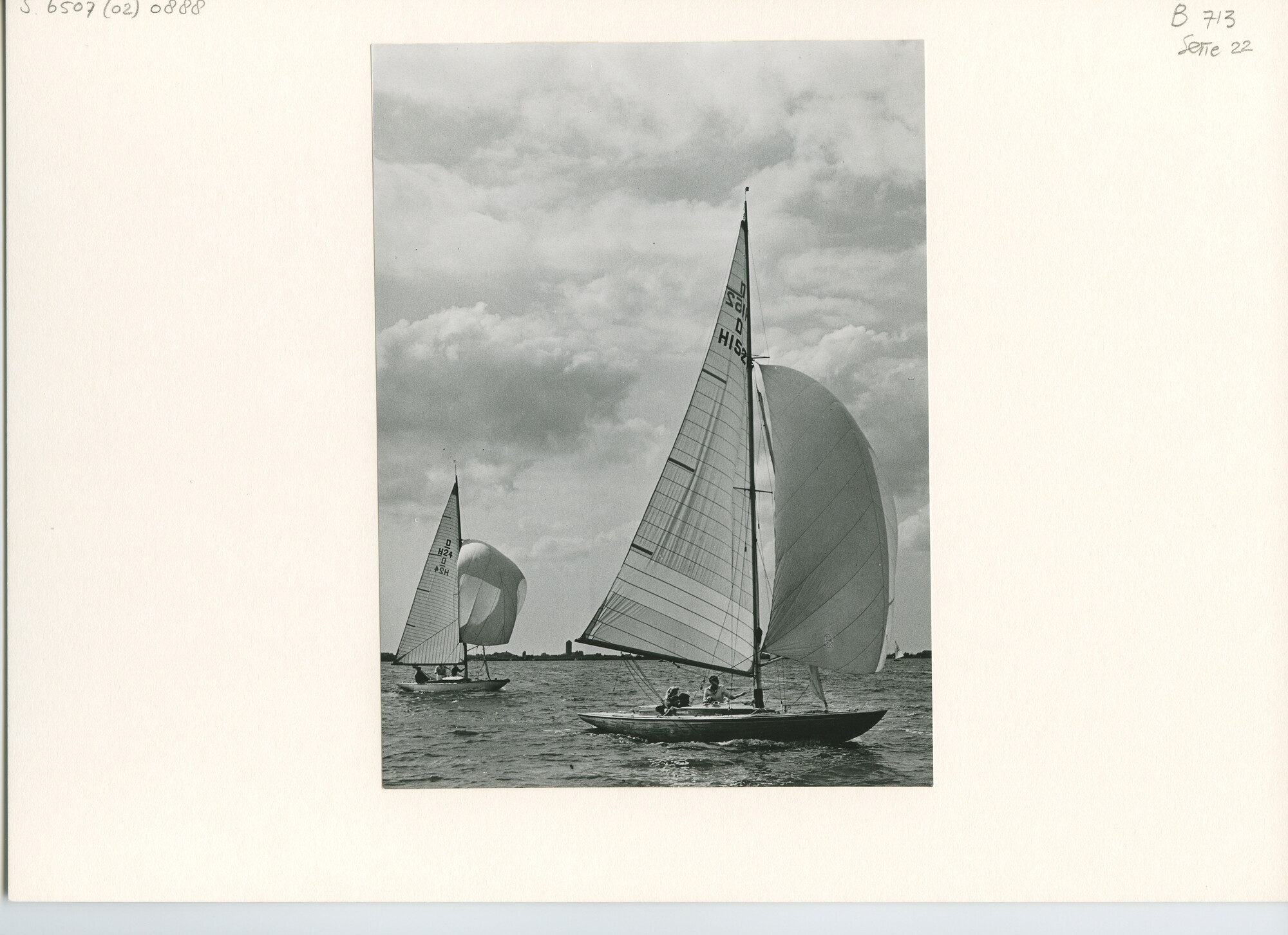 S.6507(02)0888.01; Zwart-wit foto van de Drakenklasse op Braassemermeer en Alkmaardermeer; foto