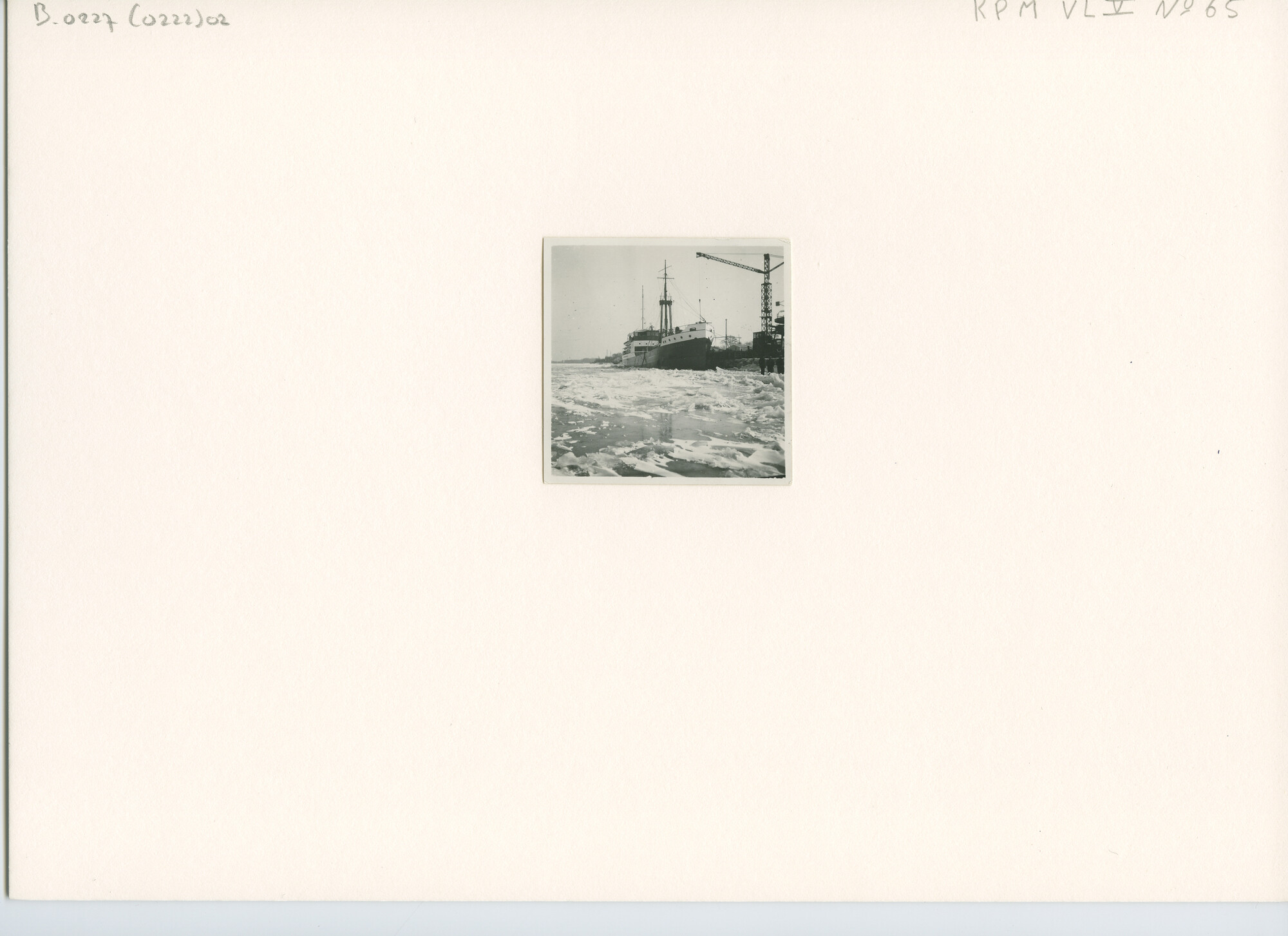 B.0227(0222)02; Foto van de coaster ms. Mandar tijdens de afbouw bij de Int. Scheepsbouw Maatschappij "de Maas"; foto