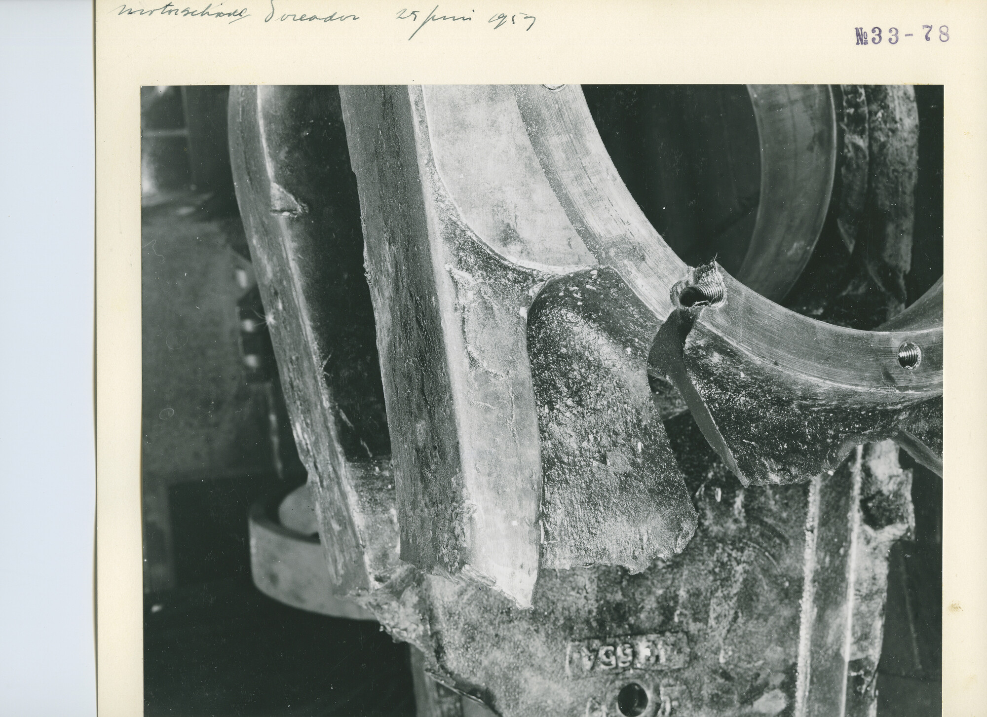 S.5444(3507)02; Foto van schade aan de scheepsdieselmotor van de Toreador; foto