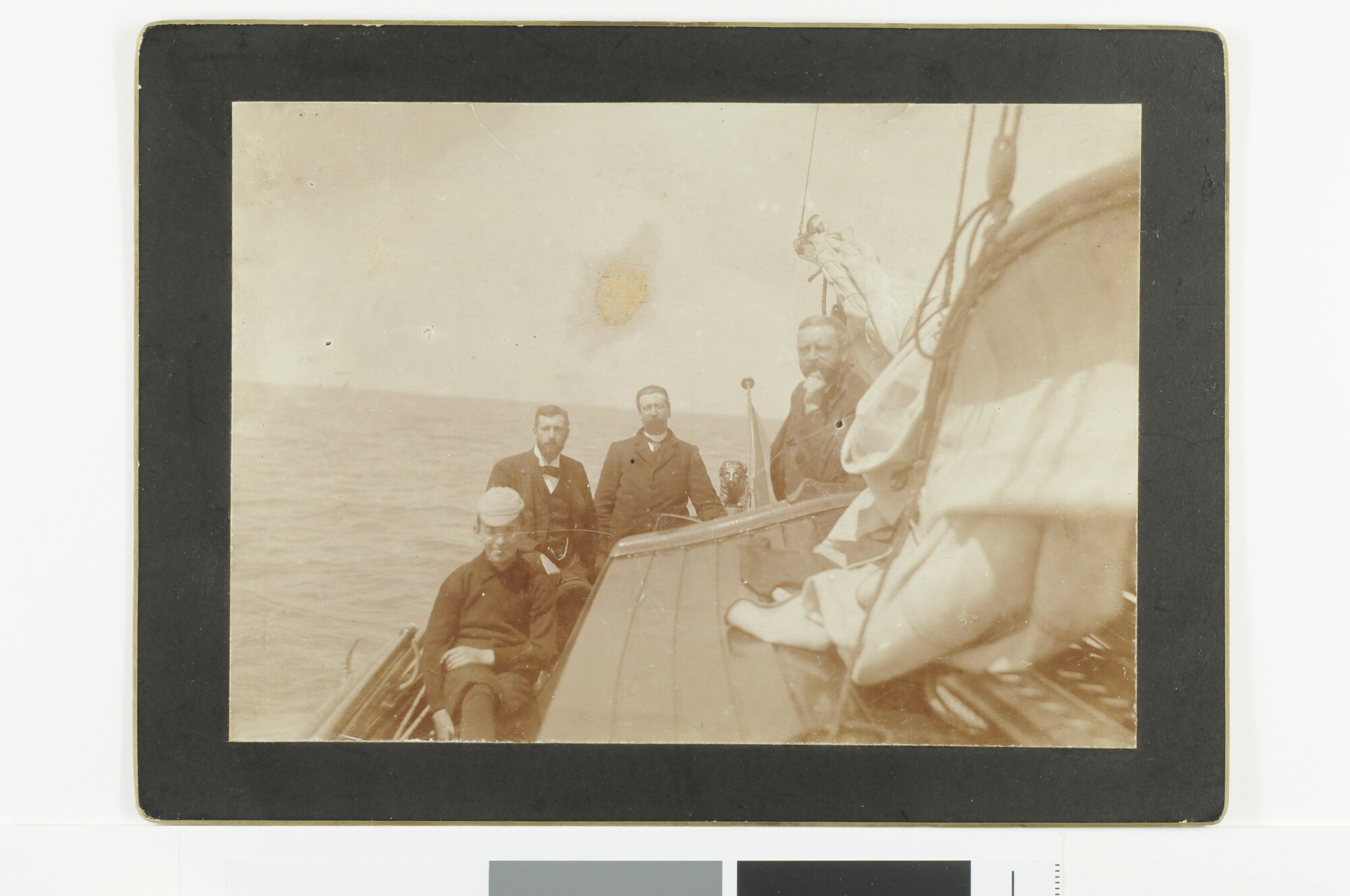 S.5707(08)24; Groepsfoto gemaakt aan boord van de boeier 'Elisabeth' van P. Altink, voorzitter zeilvereniging 'Het Y', 1897; foto