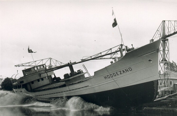 2001.1728; De tewaterlating van coaster ms. 'Hoogezand' van J. Wiltens bij Jac; foto