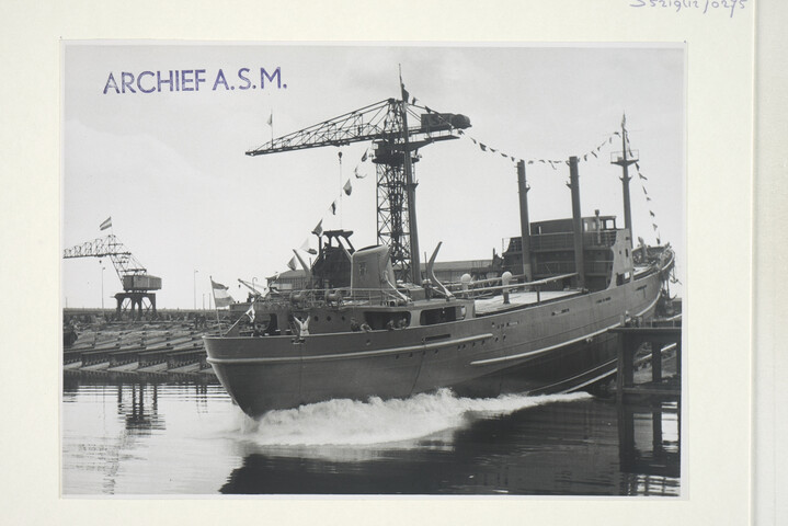 S.5219(12)0275; Foto van de tewaterlating van het vrachtschip ms. 'Vliestroom' van de HSM bij de ASM; foto