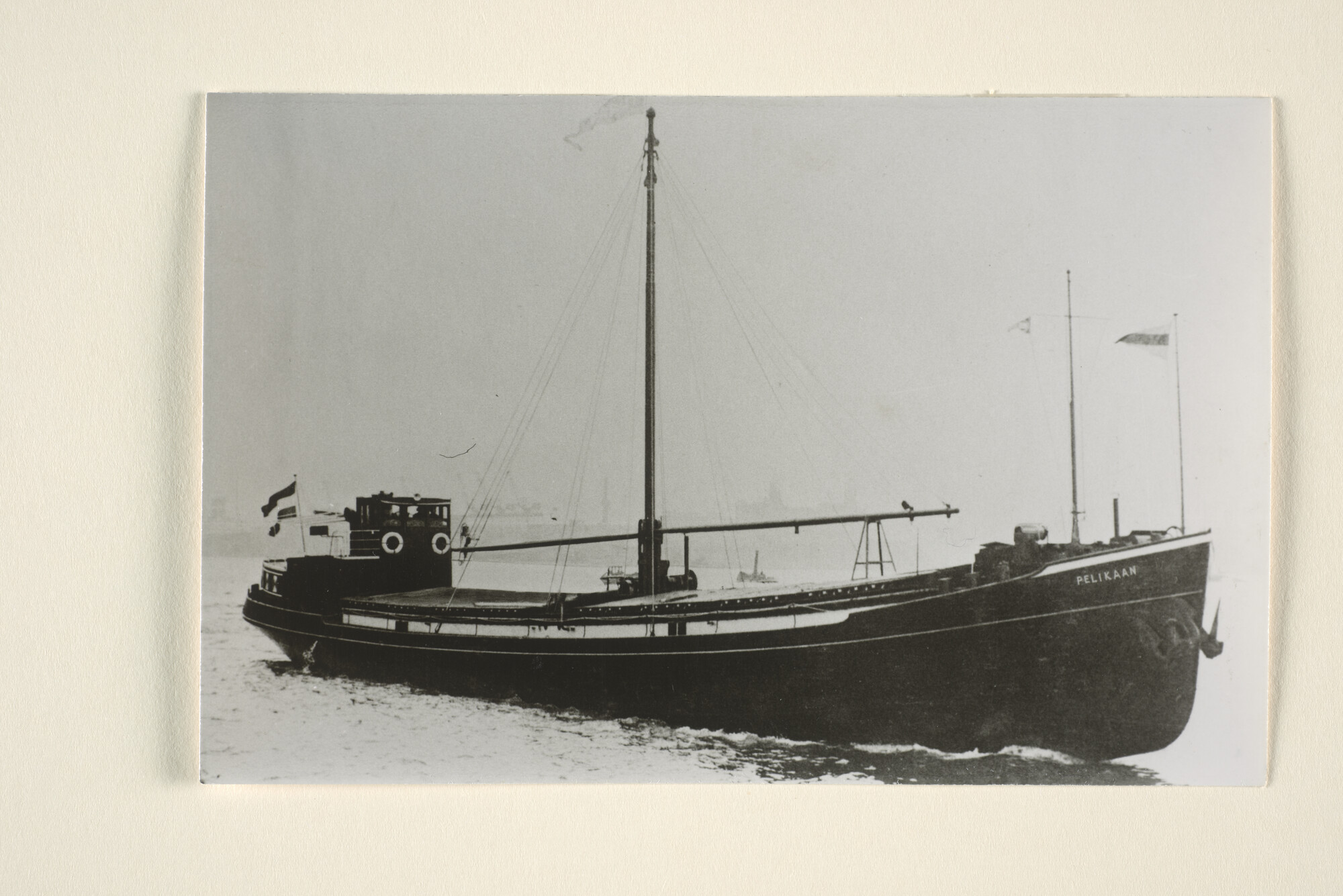 1996.3374; Het binnenvaartschip ms. 'Pelikaan'; foto