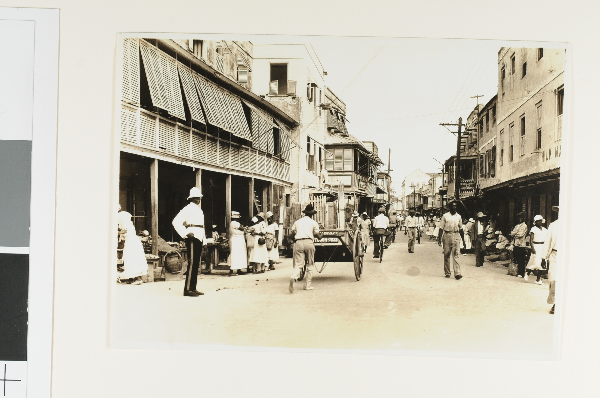 S.5647(147)02; Straatgezicht in Barbados, omstreeks 1939; foto