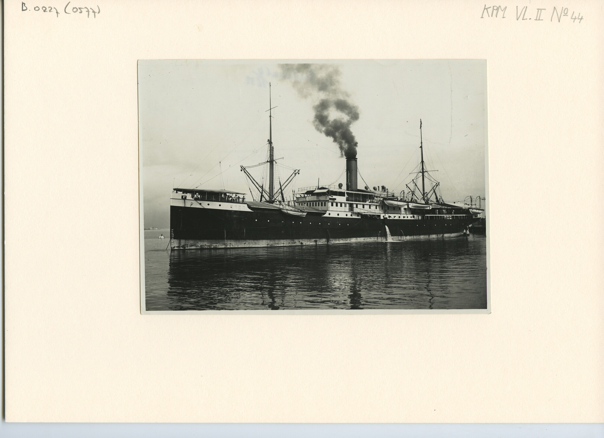 B.0227(0577); Foto van ss. Van Waerwijck voor anker liggend bij Makassar; foto