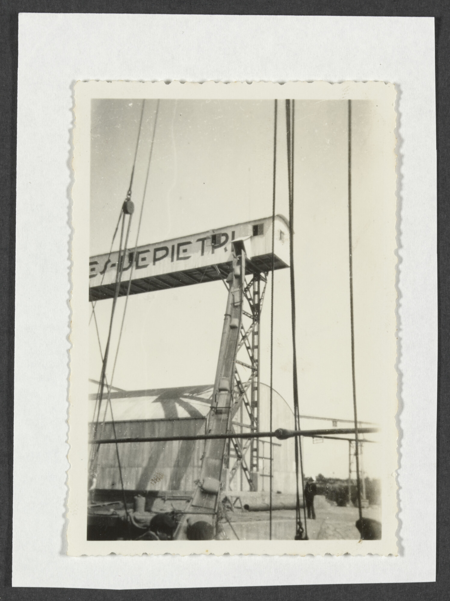 2025.0038; Zwart-wit foto van laadwerkzaamheden in de haven van San Pedro; foto