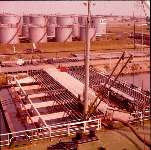 S.9100(0067); De 'Amatex- Terminal, Jan van Riebeeckhaven, Amsterdam: pijpleidingen van schip naar wal; diapositief