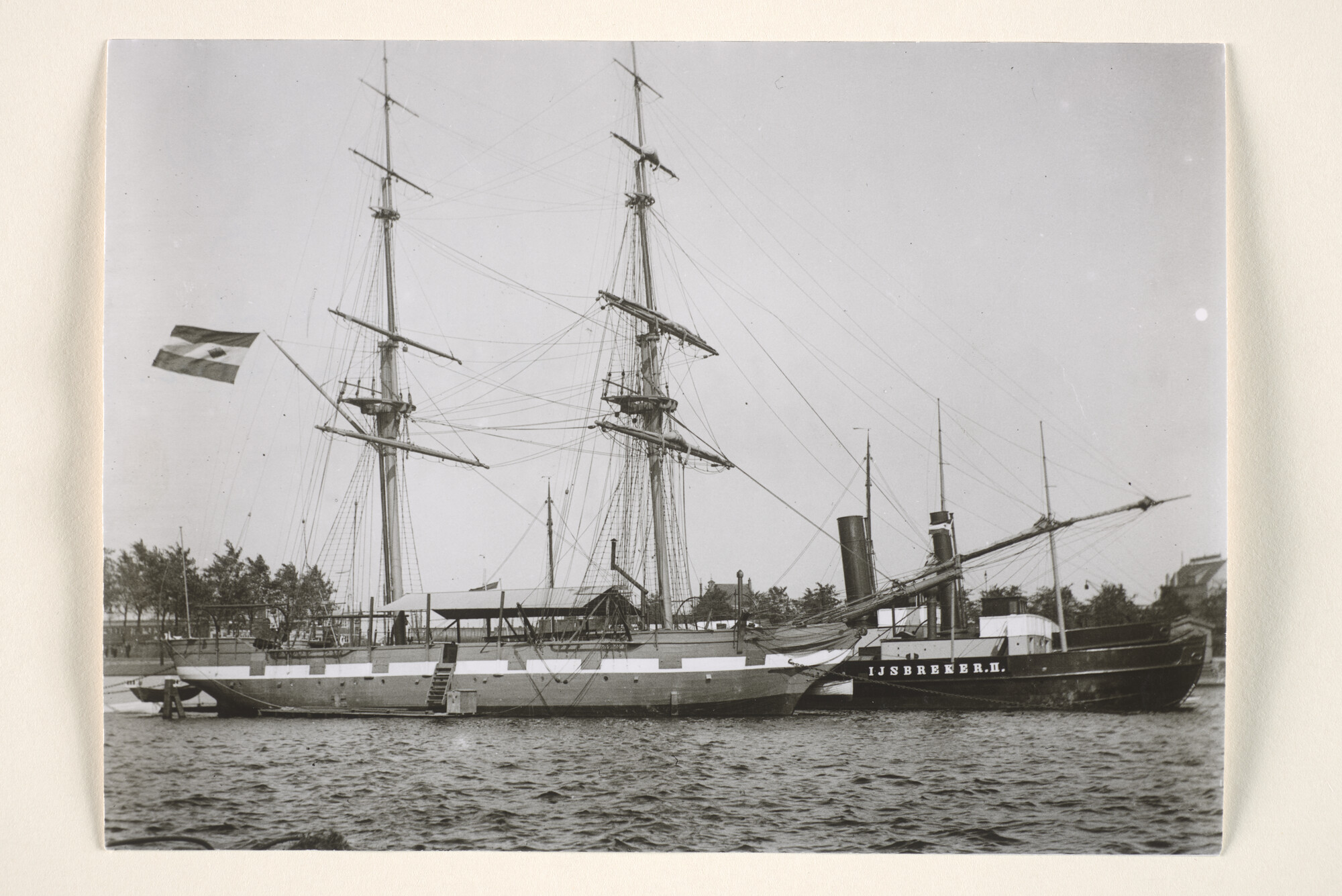1995.1446; De brik 'Zeehond', in gebruik als internaat van de Koninklijke Nederlandse Roei- en Zeilvereniging te Amsterdam [...]; foto