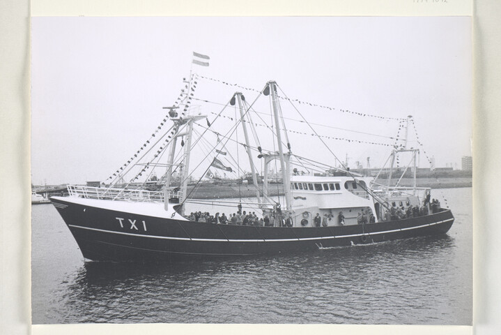 1994.1041; Foto's onder andere van de bij Scheepswerf Van Goor Monnickendam gebouwde salonboot ms. 'Alcmaria' en de coasters 'Almanum', 'lenie' en 'Marjan'; fotoalbum