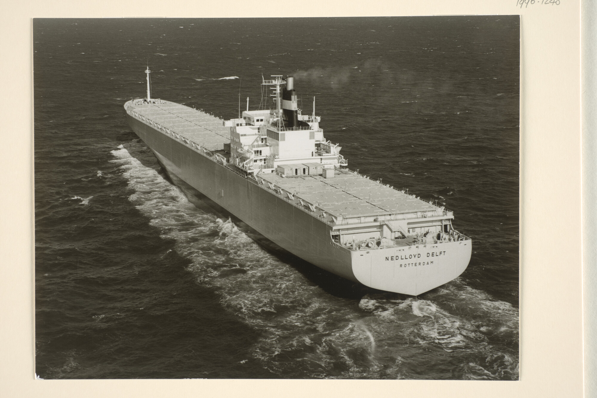 1996.1248; Een luchtfoto van het containerschip ms. Nedlloyd Delft van Nedlloyd Lijnen [...]; foto