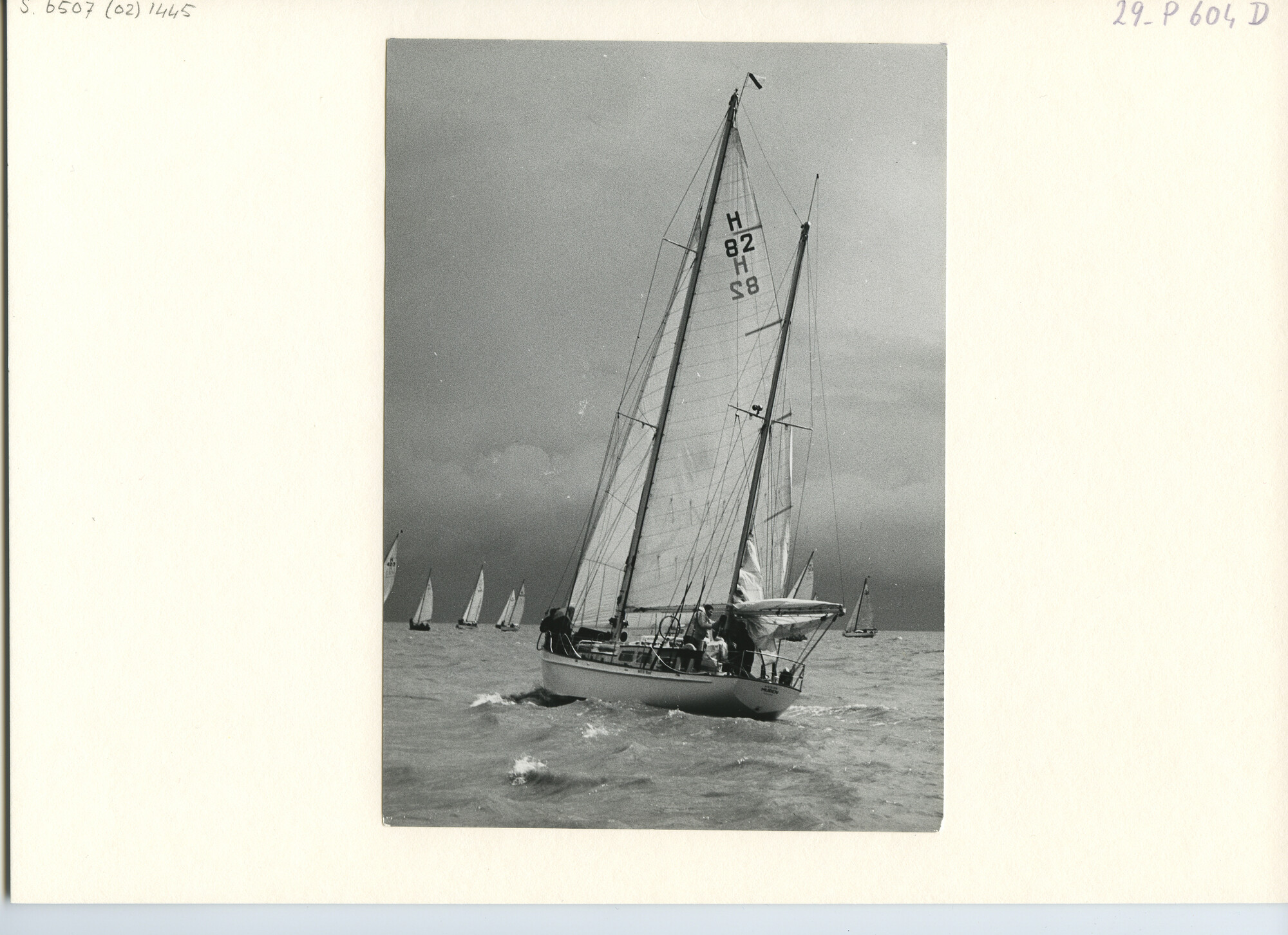 S.6507(02)1445.07; Zwart-wit foto van de 100 Mijlrace op het IJsselmeer; foto