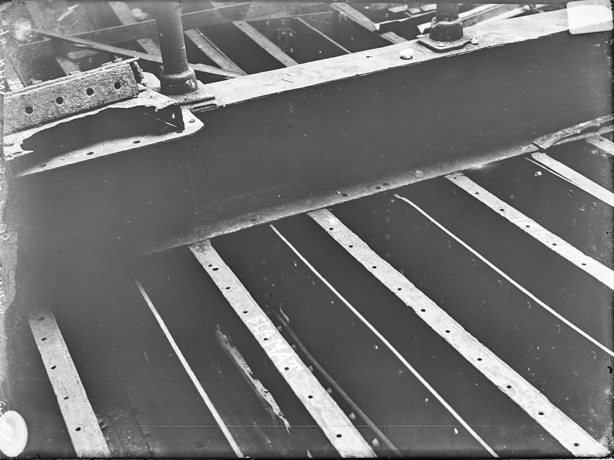 S.1156(06)151-2; Detailfoto van kattesporen voor het 3-mast barkschip Slamat, in aanbouw op de werf De Nachtegaal; negatief