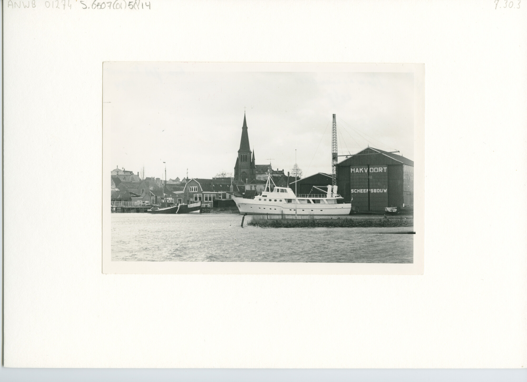 S.6507(01)5814; Foto bij Scheepsbouw Hakvoort te Monnickendam; foto