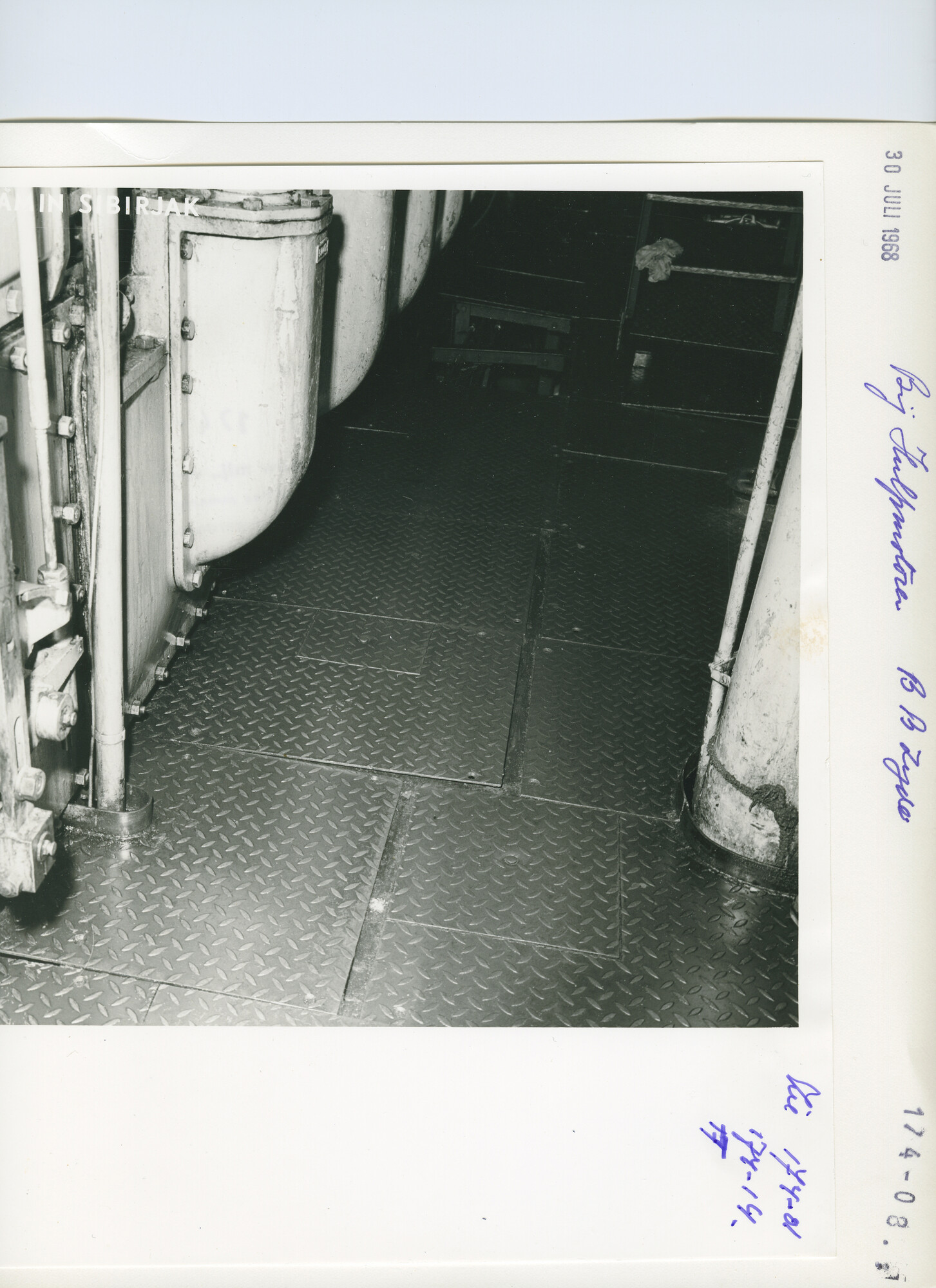 S.5444(04945)08; Interieurfoto van de machinekamer en het kombuis van het Sovjet visfabriekschip annex hektrawler 'Mamin Sibirjak' (M 403) tijdens een reparatiebeurt [...]; foto