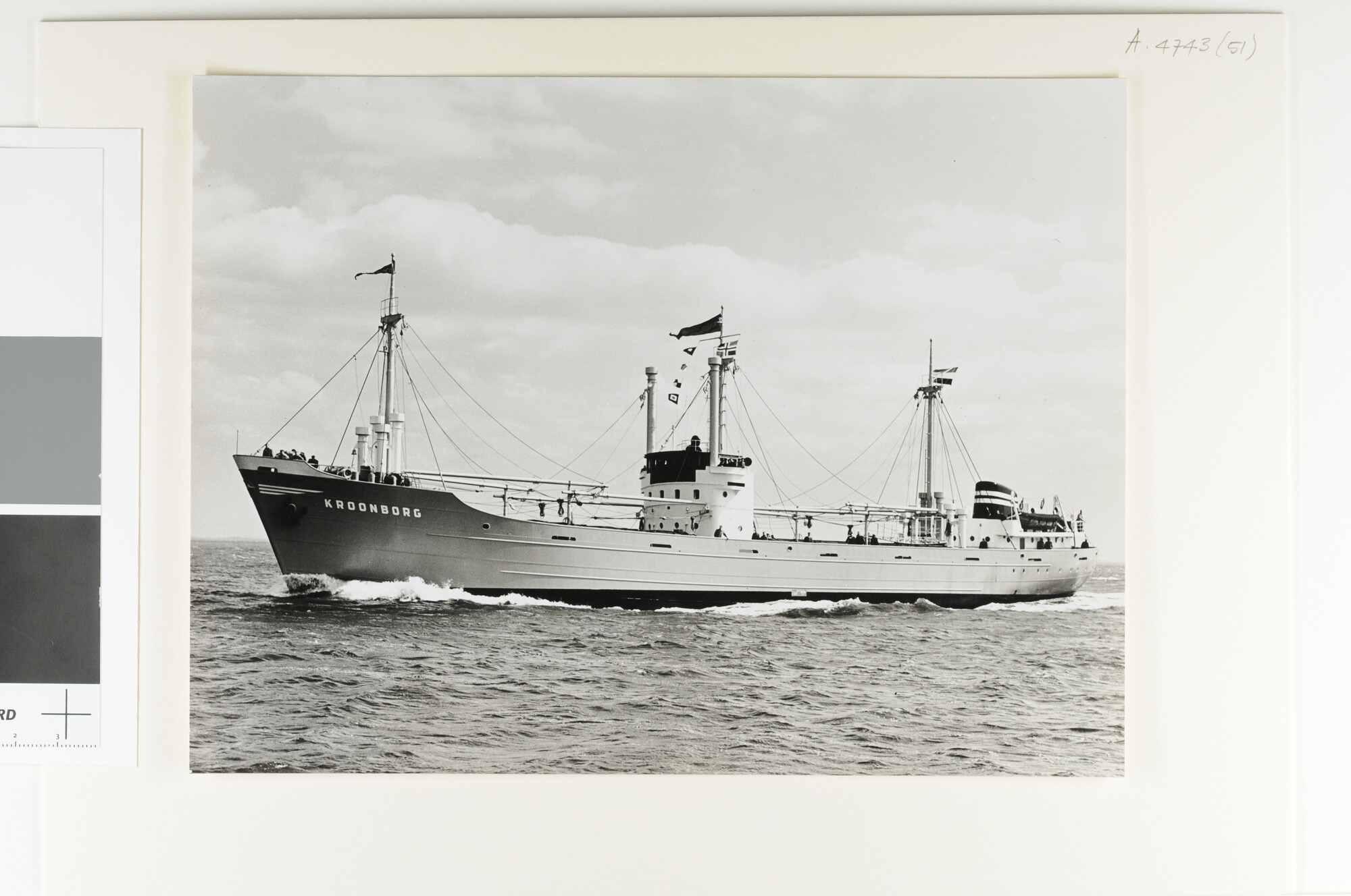 A.4743(51); De coaster ms. 'Kroonborg', gebouwd bij de werf van Gebr. Niestern & Co; foto