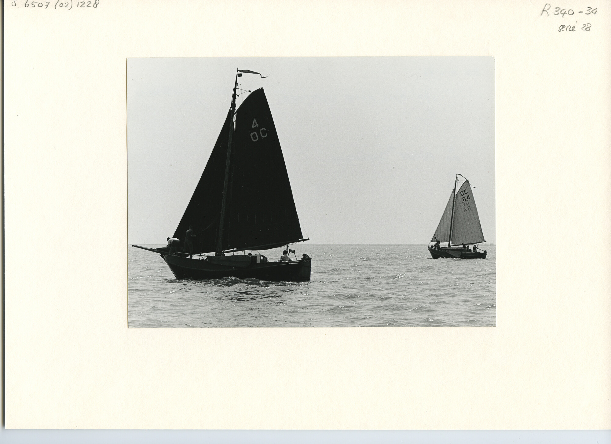 S.6507(02)1228; Zwart-wit foto van de pluut 'Spes Nostra' (4 OC) van de heer Jorritsma en de Tholense schouw "Vrouwe Elisabeth" (84 OC) met zwakke wind tijdens de 100-mijlrace op het IJsselmeer.; foto