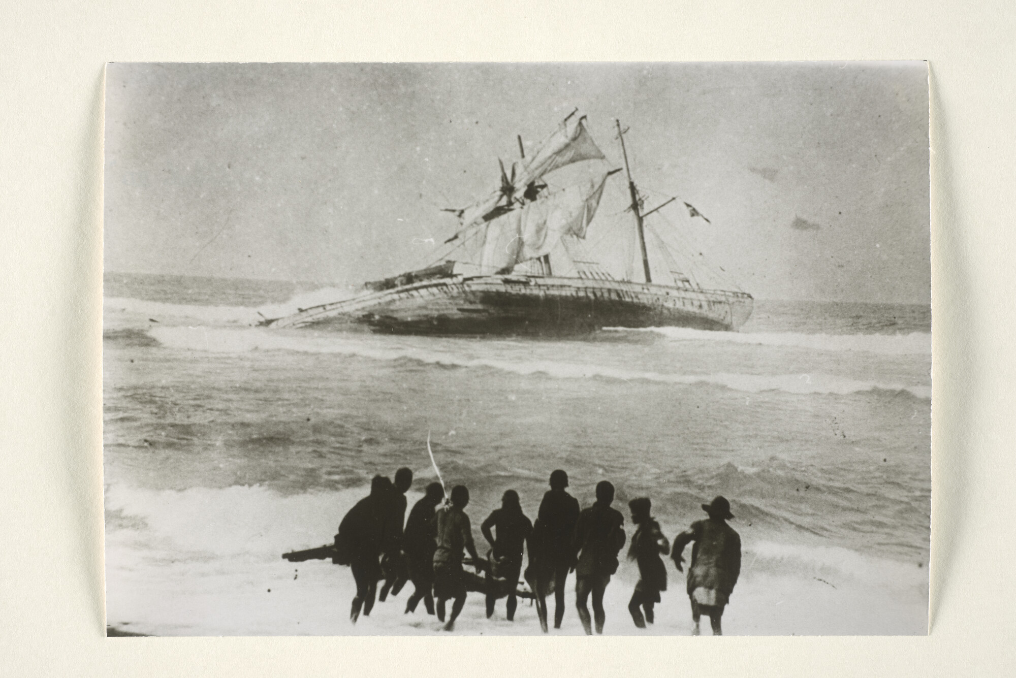 1997.4087; Reproductiefotos van de stranding van de driemast houten bark Espero (ex- Thorbecke [...]; fotoreportage