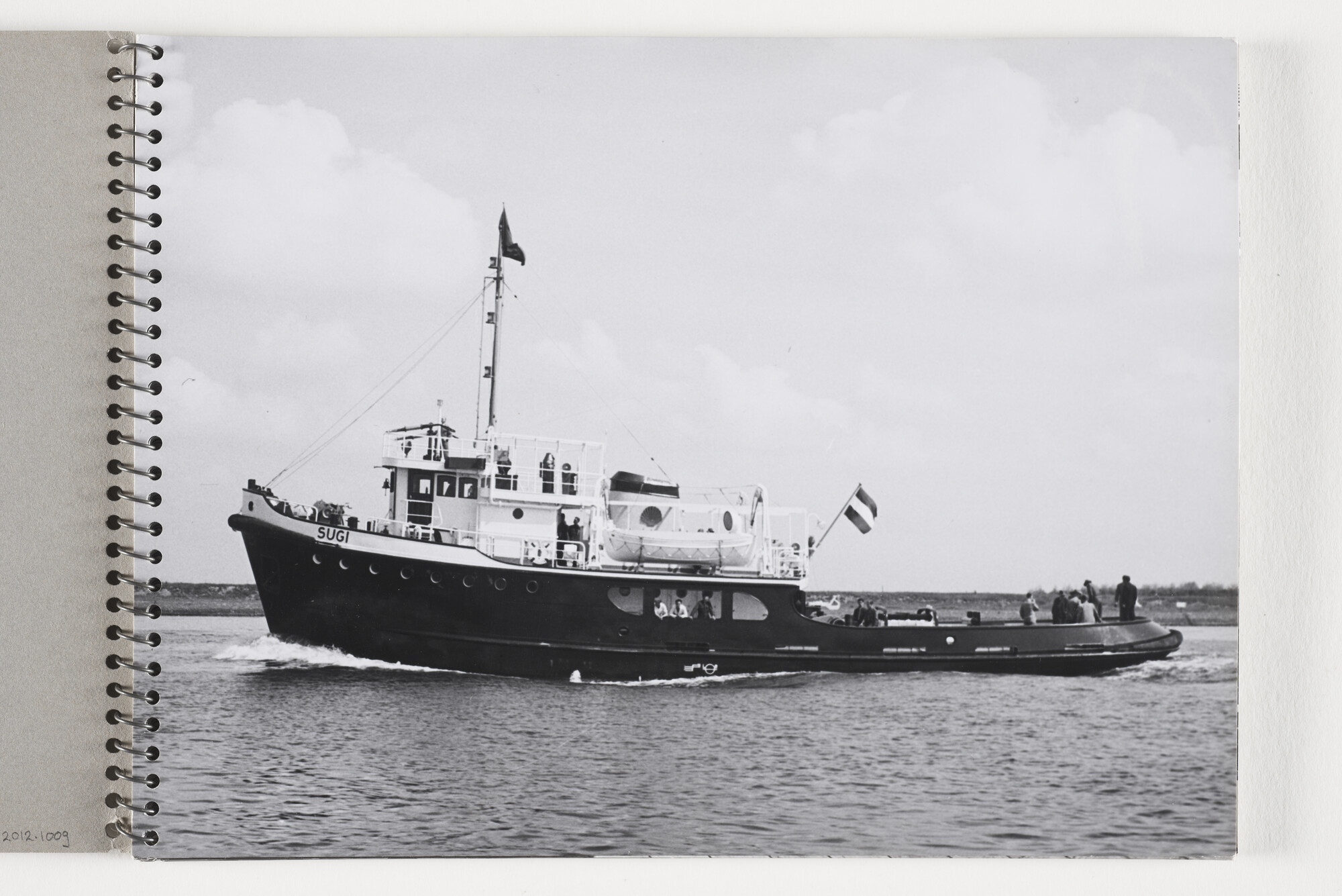 2012.1009; Fotoalbum met zwart-wit foto's van de gemotoriseerde sleepboten Sugi en Sukamandi van de scheepswerf de Vries Lentsch; fotoalbum