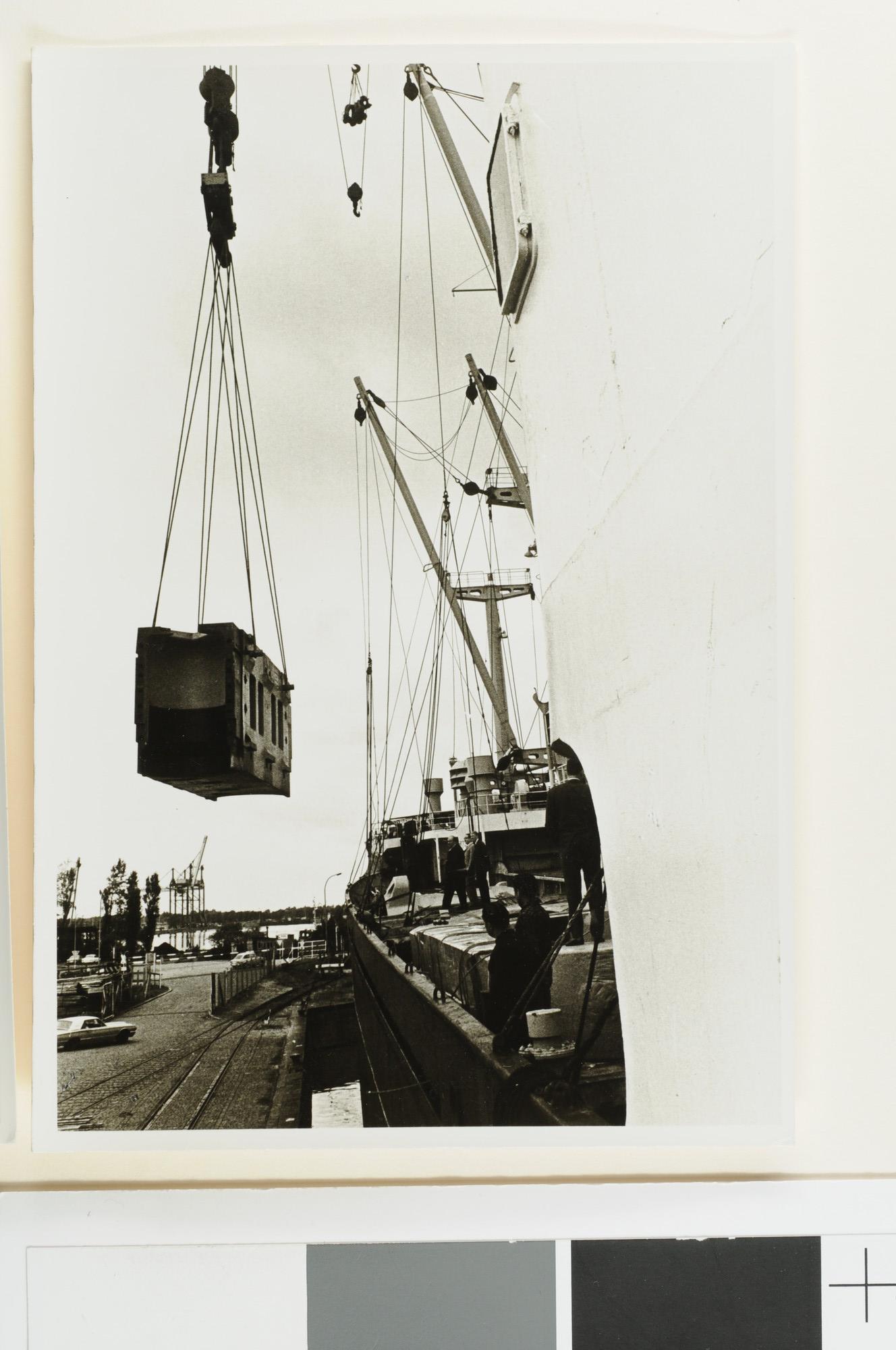 S.7032(003); Foto's van het hijsen van zware lasten aan boord van het vrachtschip ms. 'Loppersum' van de NV; fotoreportage