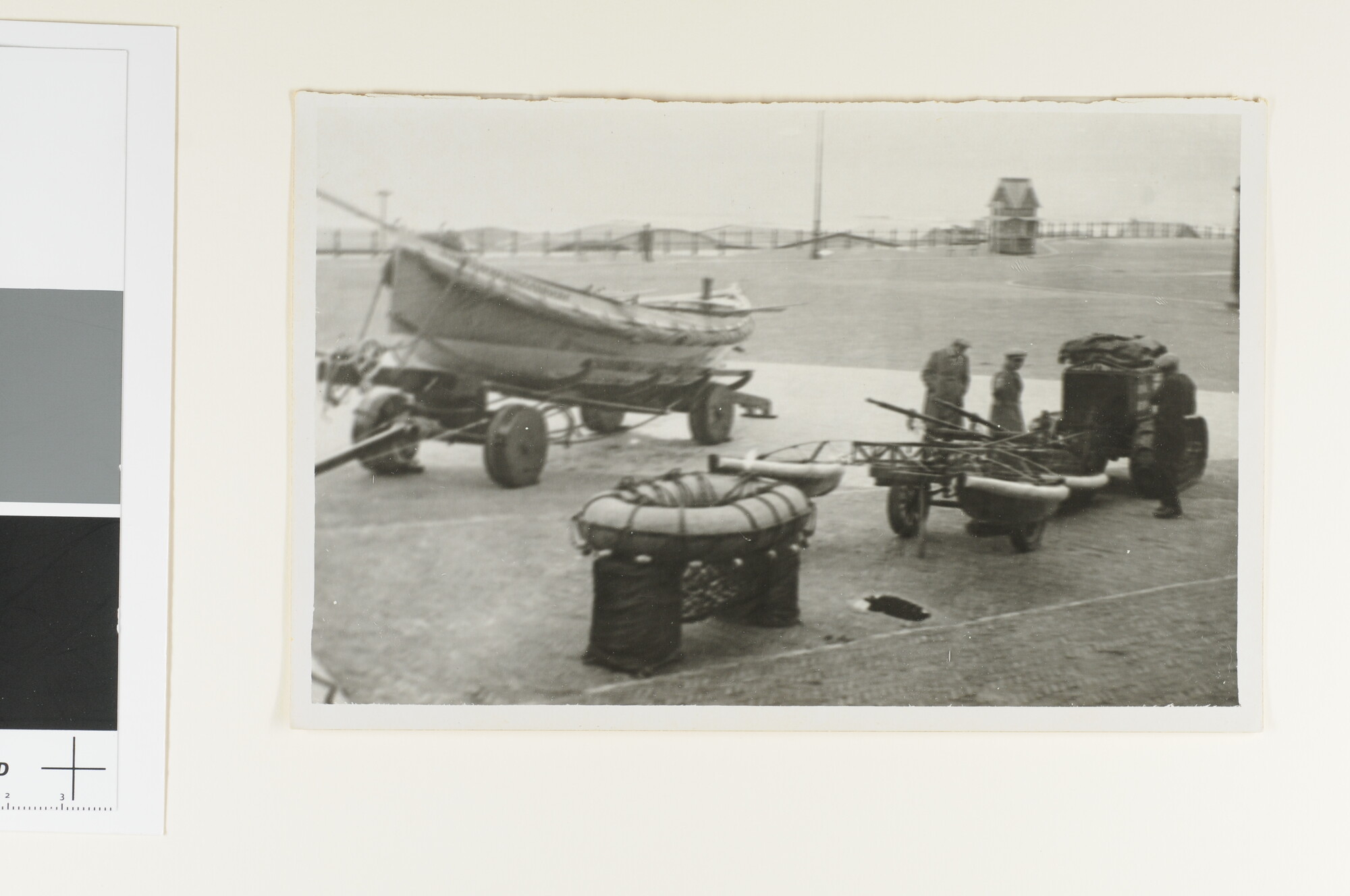 A.5675(25); Bij het Kurhaus te Scheveningen staan reddingboten (waaronder de reddingboot; foto