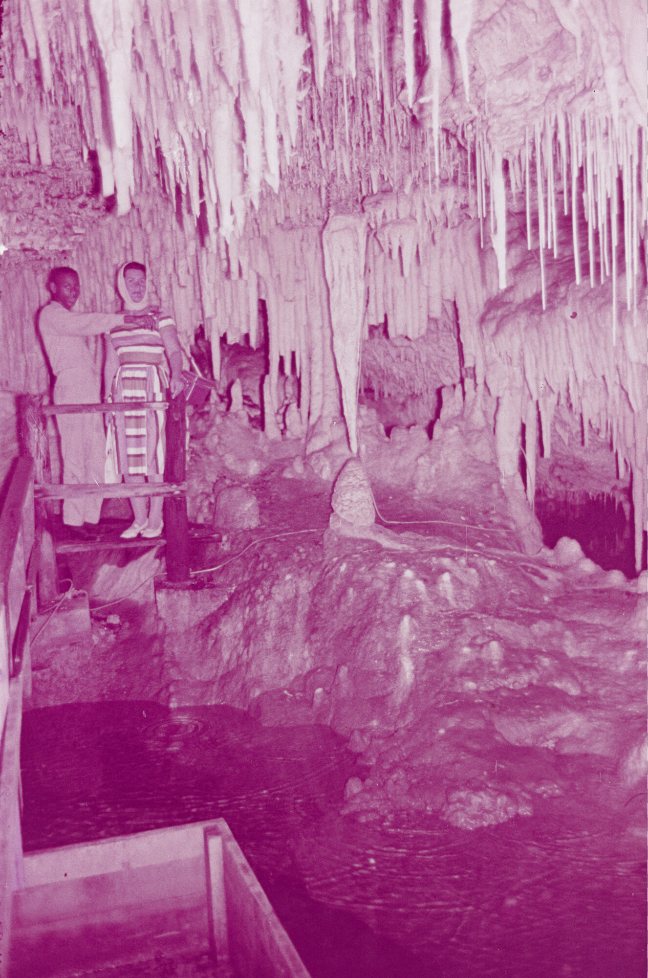 2015.0795; Dia van bezoekers in de Crystal Caves op Bermuda; diapositief