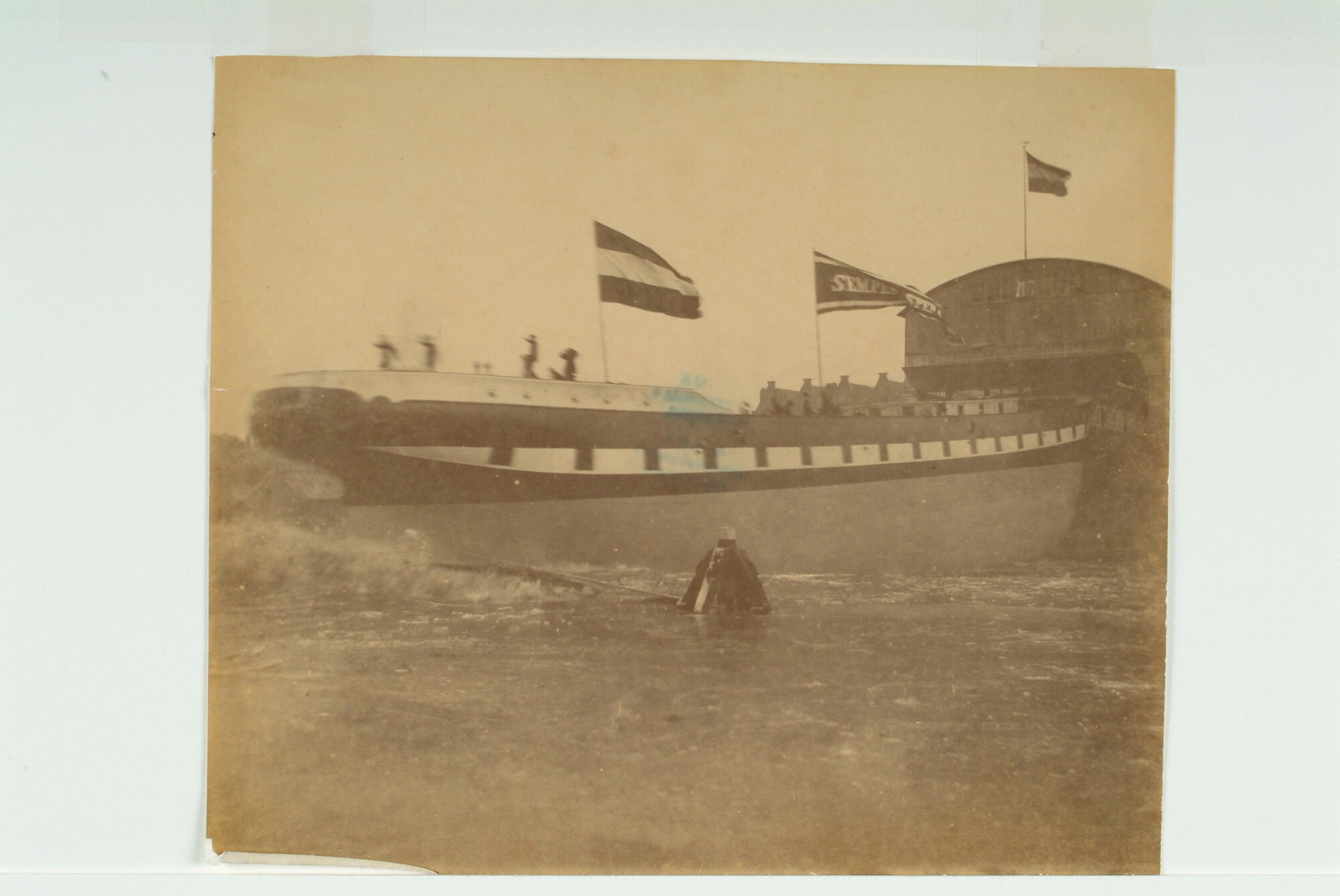 A.0246(08)a; Het barkschip 'Semper Spera', tijdens de tewaterlating bij de scheepswerf 'De Boot', van F.F. Groen te Amsterdam; foto
