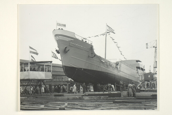 S.5219(12)0082; Foto's van de doop en de tewaterlating van de kustvaarder ms. 'Oosterburgh' van Wm; fotoreportage