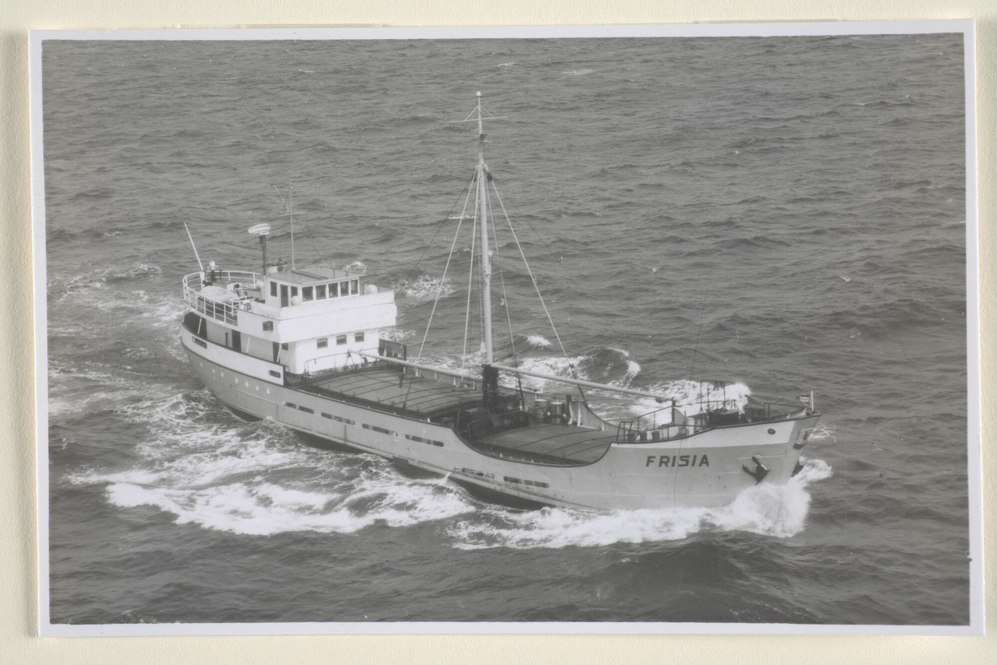 1996.2117; Een luchtfoto van de coaster ms. 'Frisia' van Rederij Frisia te Harlingen; foto