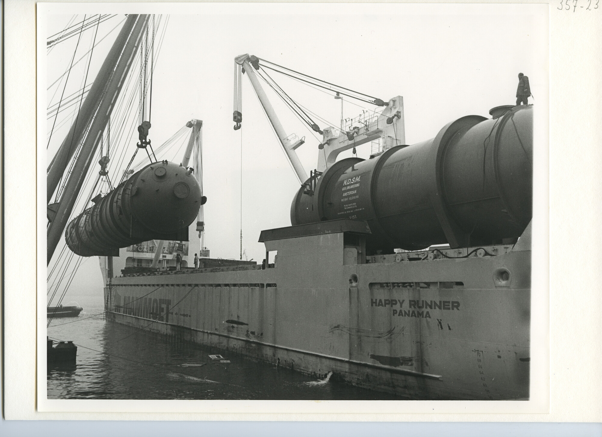 S.5444(6042)2; Foto van het aan boord takelen van een distillatiekolom a/b ms. Happy Runner; foto
