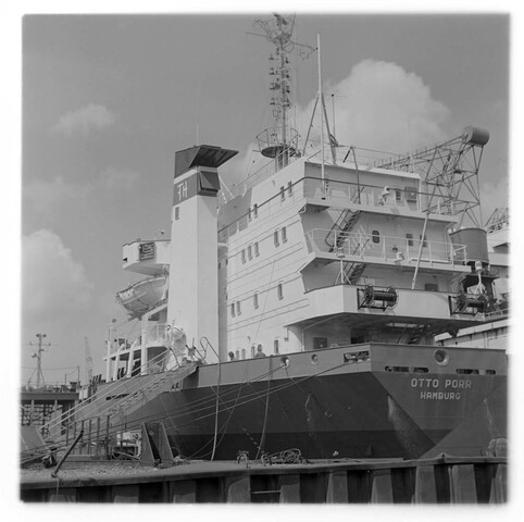 S.5219(12)0633a; Negatieven van het containerschip ms. Otto Porr in een haven; negatief