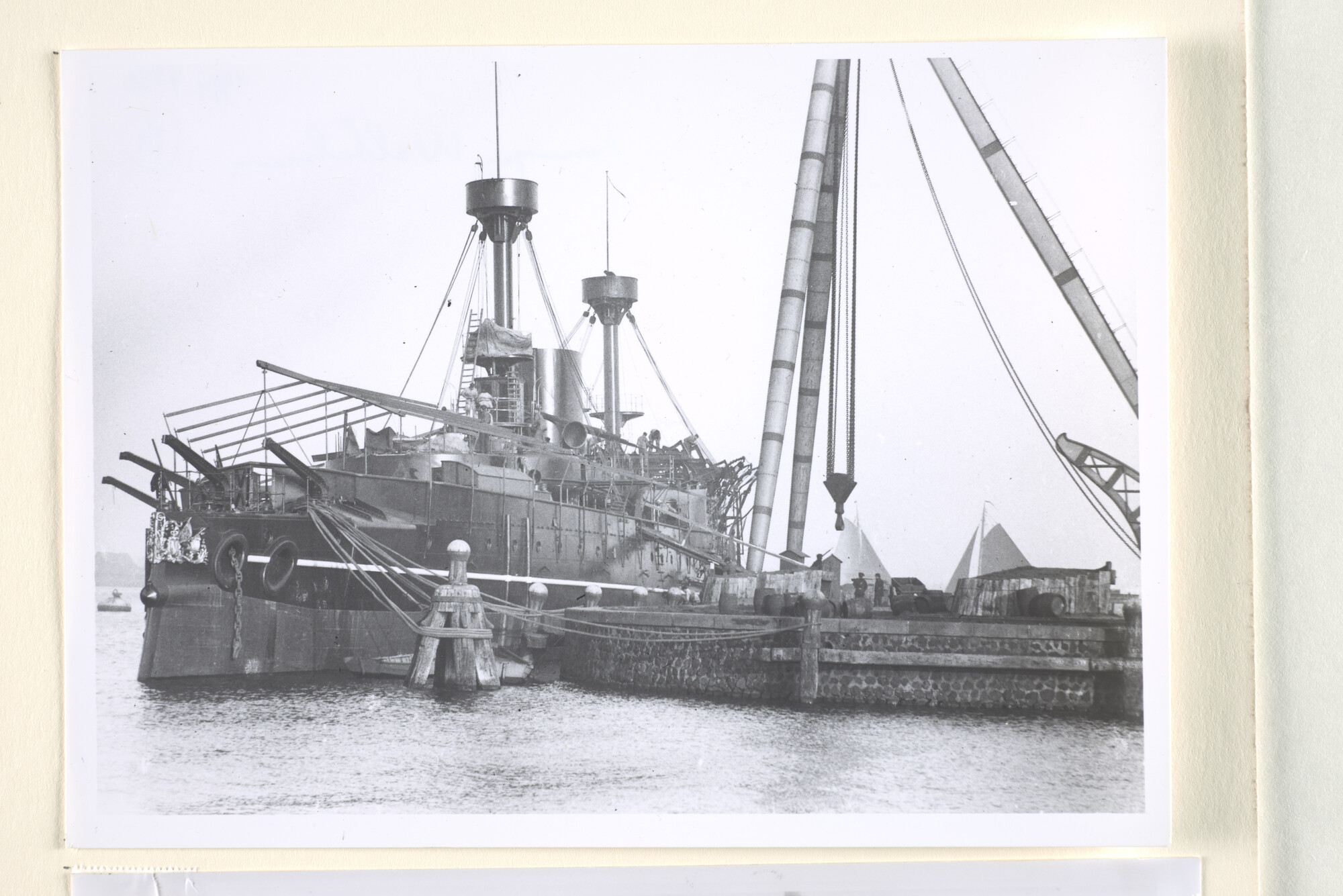 1994.7230; Reproductiefoto's van het pantserdekschip Hr.Ms. 'Koningin Wilhelmina der Nederlanden' tijdens de afbouw in Amsterdam [...]; fotoreportage