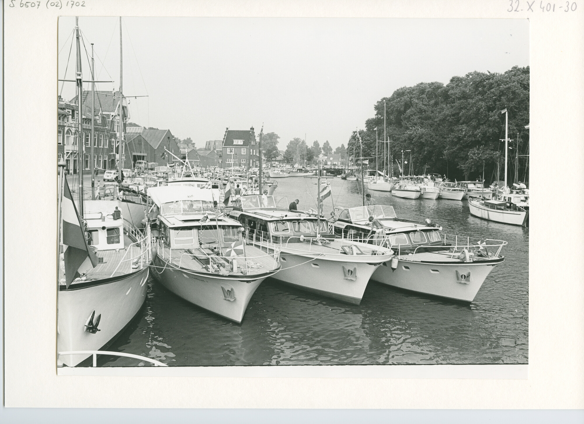 S.6507(02)1702.01; Zwart-wit foto van de deelnemers aan de Pavillon dOr 1969 in de binnenhaven van Hoorn; foto