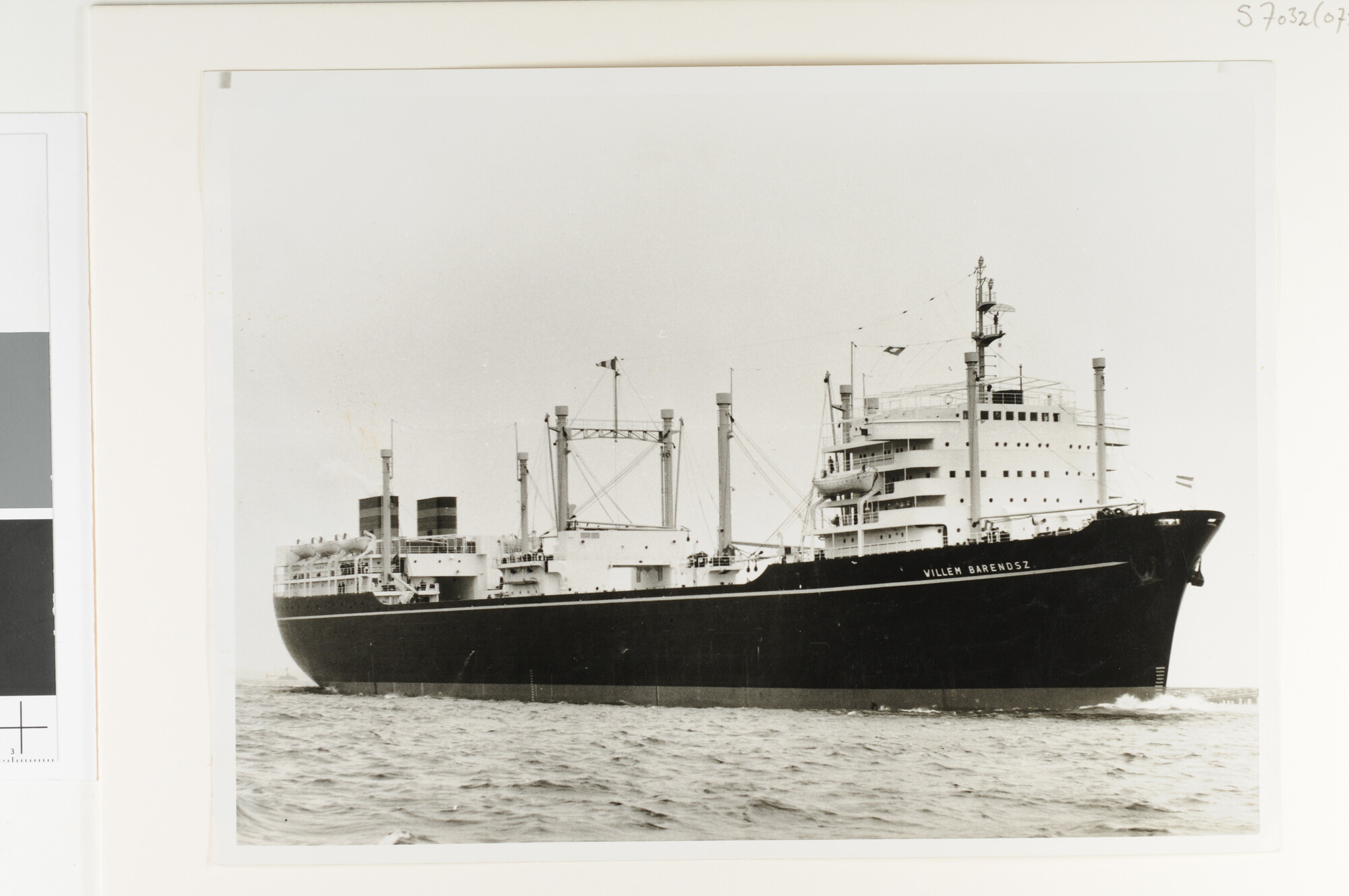 S.7032(072); De aankomst in IJmuiden van het walvismoederschip ms. Willem Barendsz (II); foto