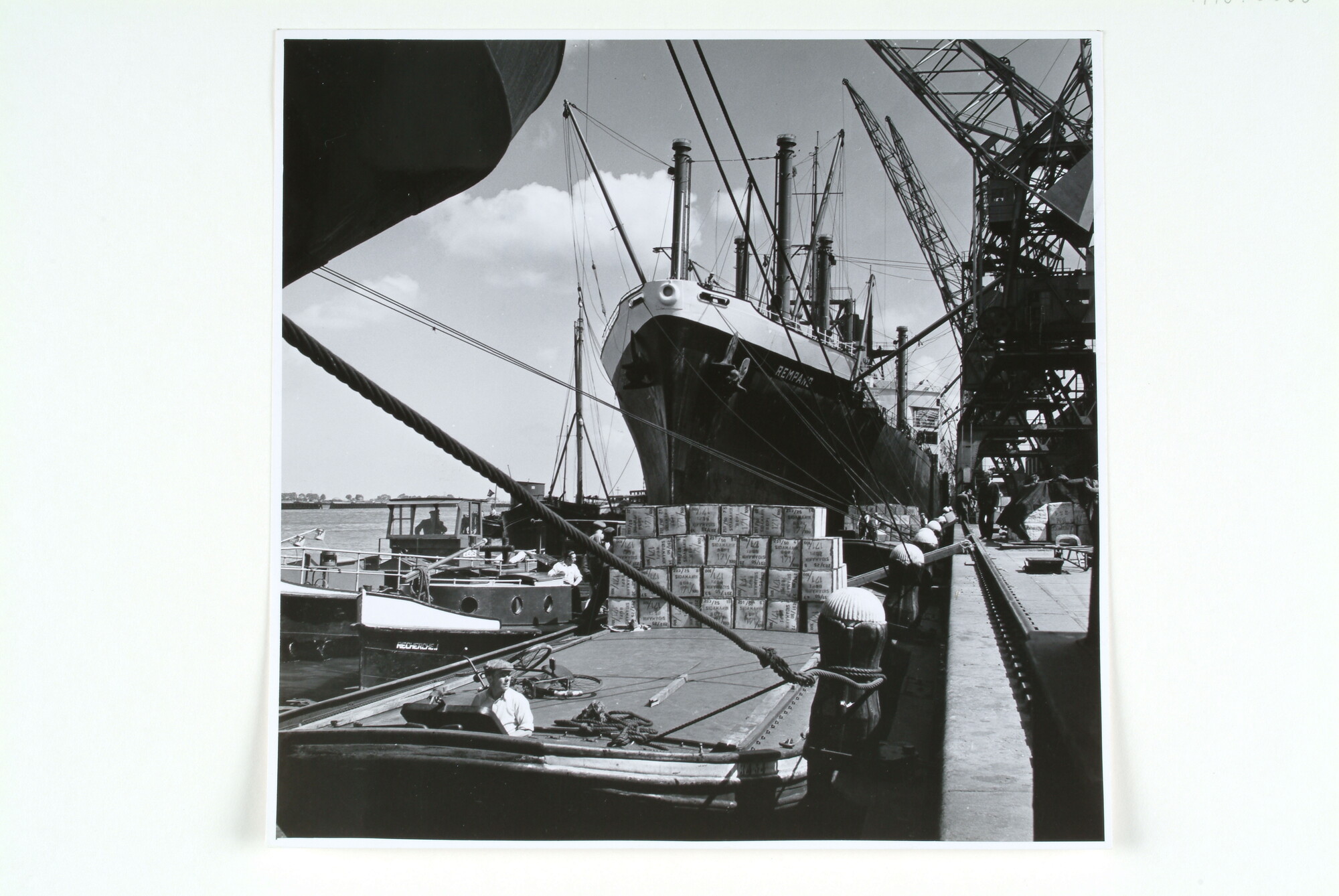 1998.0068; Gezicht op de Sumatrakade in Amsterdam, zomer 1952; foto