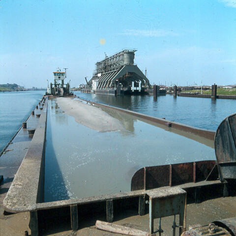 S.9100(5092); Uitbreiding (haven) IJmuiden. Dia ontziltingsponton 'Aquila'; diapositief