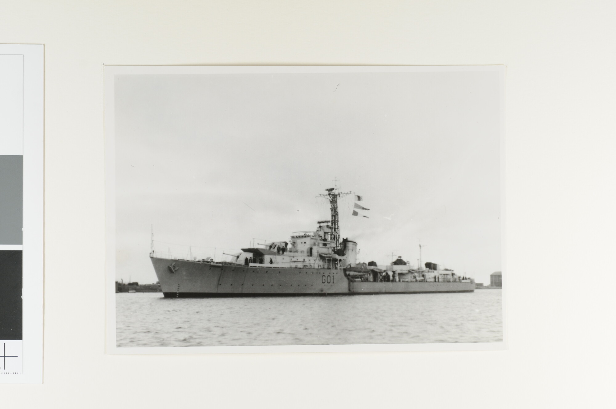 S.4380(04)364; De torpedobootjager (later fregat) Hr.Ms. Evertsen (voorzien met het Britse naamsein G 01 [...]; foto