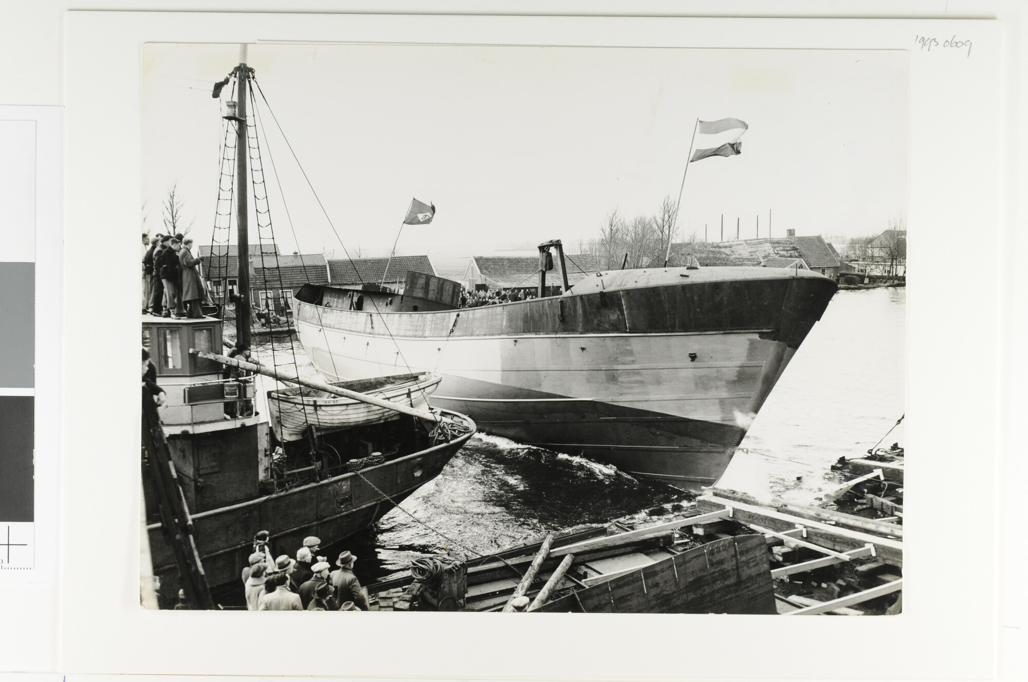 1993.0609; Tewaterlating van de (vestzak) trawler Colombo bij de Oude Wetering te [...]; foto