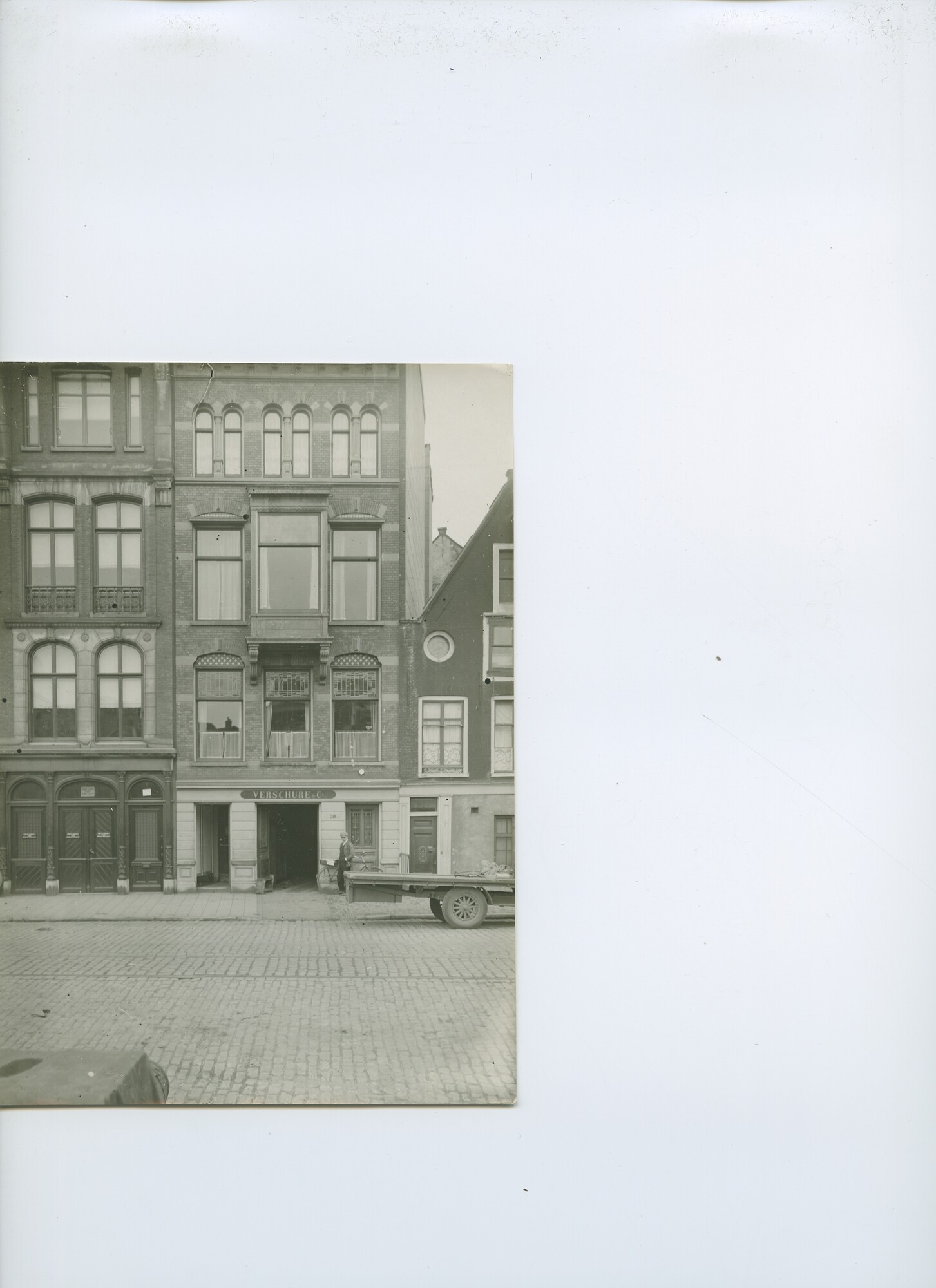 S.5621(01)0992; Foto van bankgebouwen na overname door de bezetting.; foto