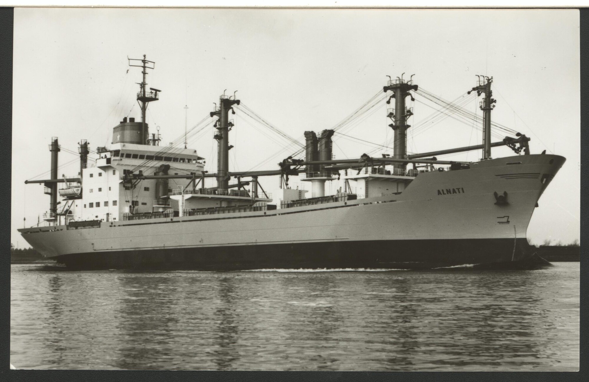 1993.6574; Het vrachtschip ms. 'Alnati' van Van Nievelt Goudriaan & Co.; prentbriefkaart