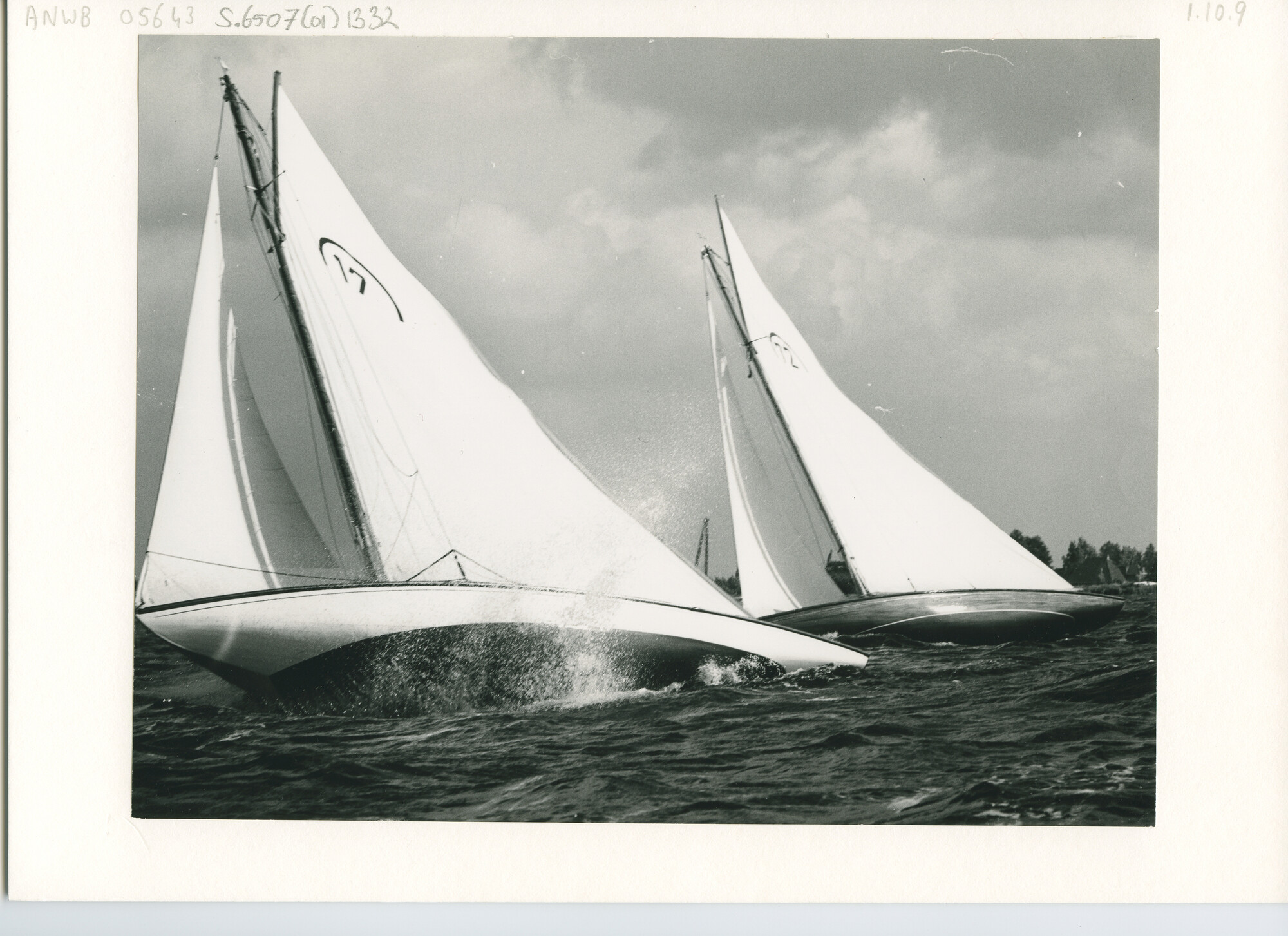 S.6507(01)1332; Sneekweek; regenboogklasse, nummer 17 en 72.; foto