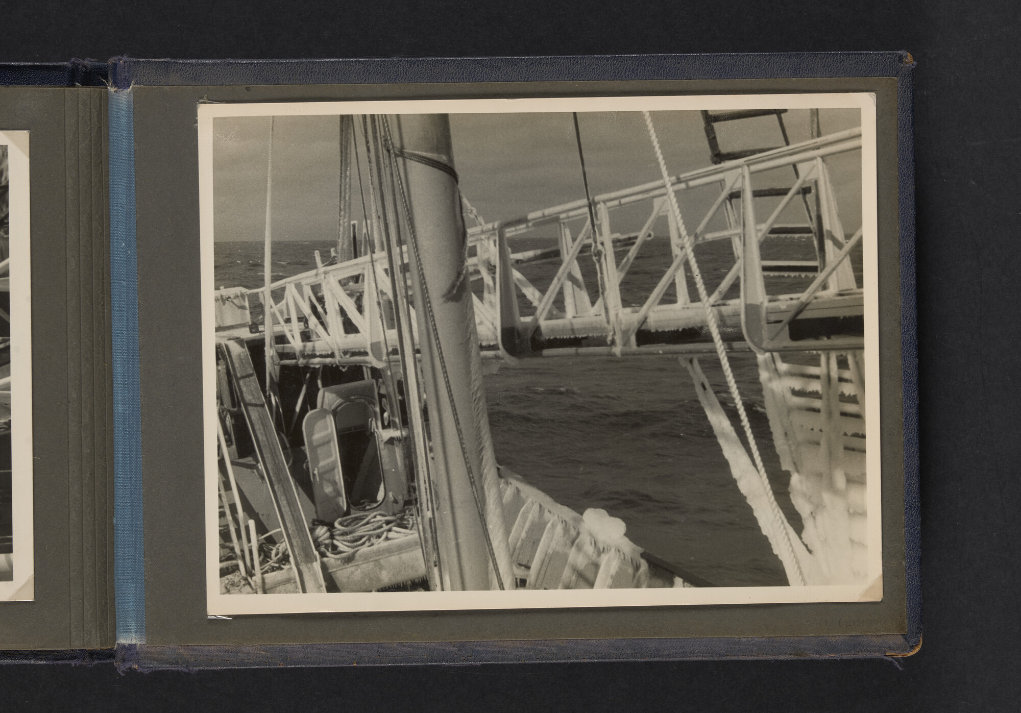 2021.0009; Fotoalbum van Joost Ossewaarde, 4e radiotelegrafist op walvismoederschip Willem Barendsz (II) en walvisjagers, met foto's van vangstseizoenen 1955-1956 en 1956-1957.; fotoalbum