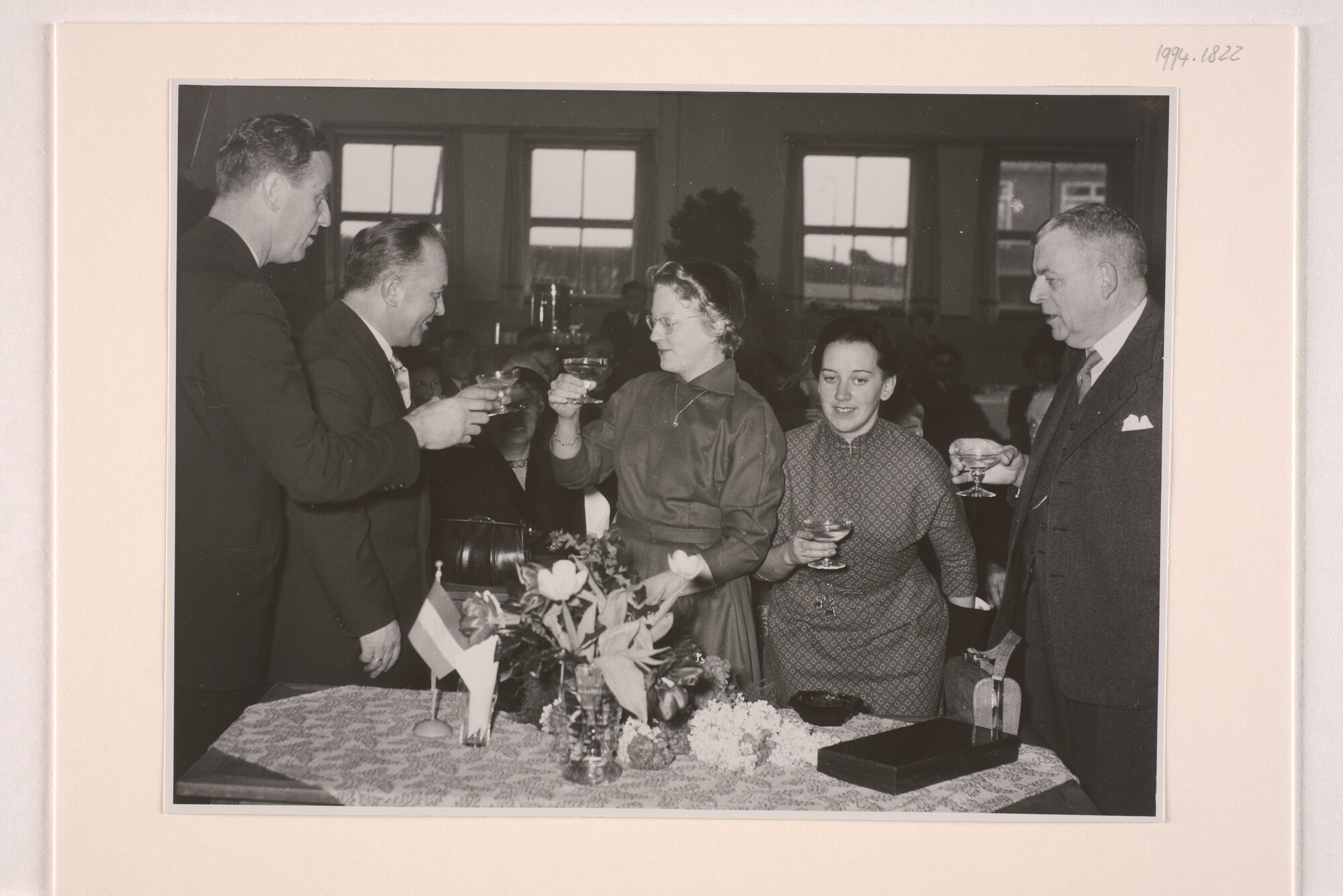 1994.1822; Fotos van toespraken en het uitbrengen van de toast ter gelegenheid van de tewaterlating van het ms. Van Cloon; fotoreportage