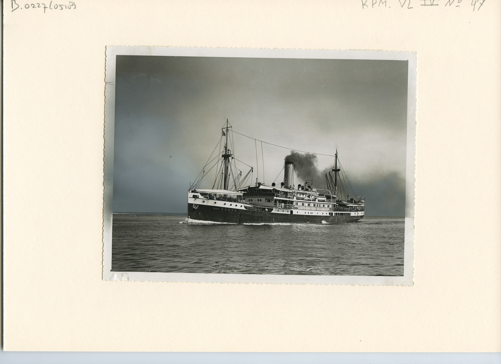 B.0227(0518); Foto van ss. Van Goens van de KPM komt aan in Tandjong Priok, mei 1938; foto